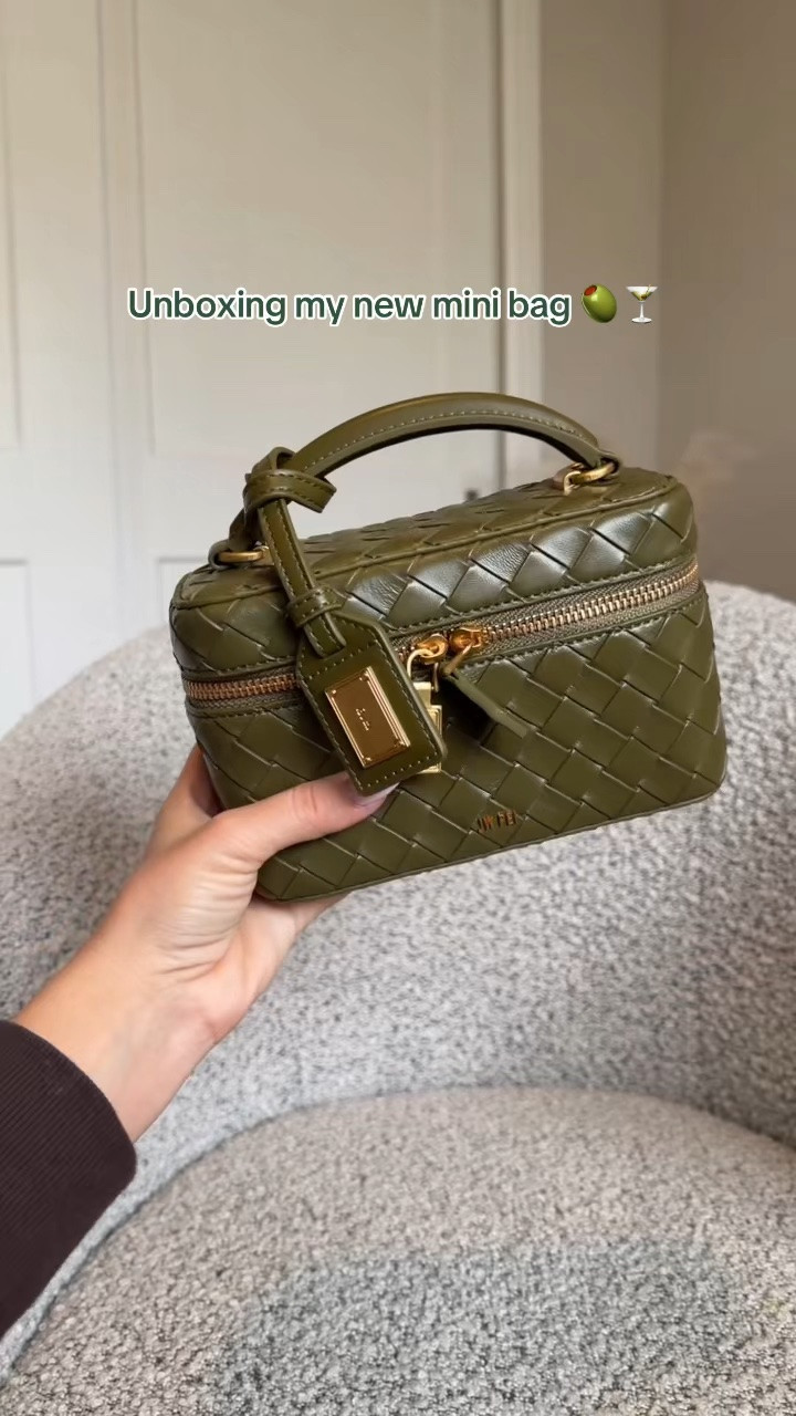 Perfection 🫒🍸 I love the shape of this mini bag!! I will have it 🔗 on my LTK