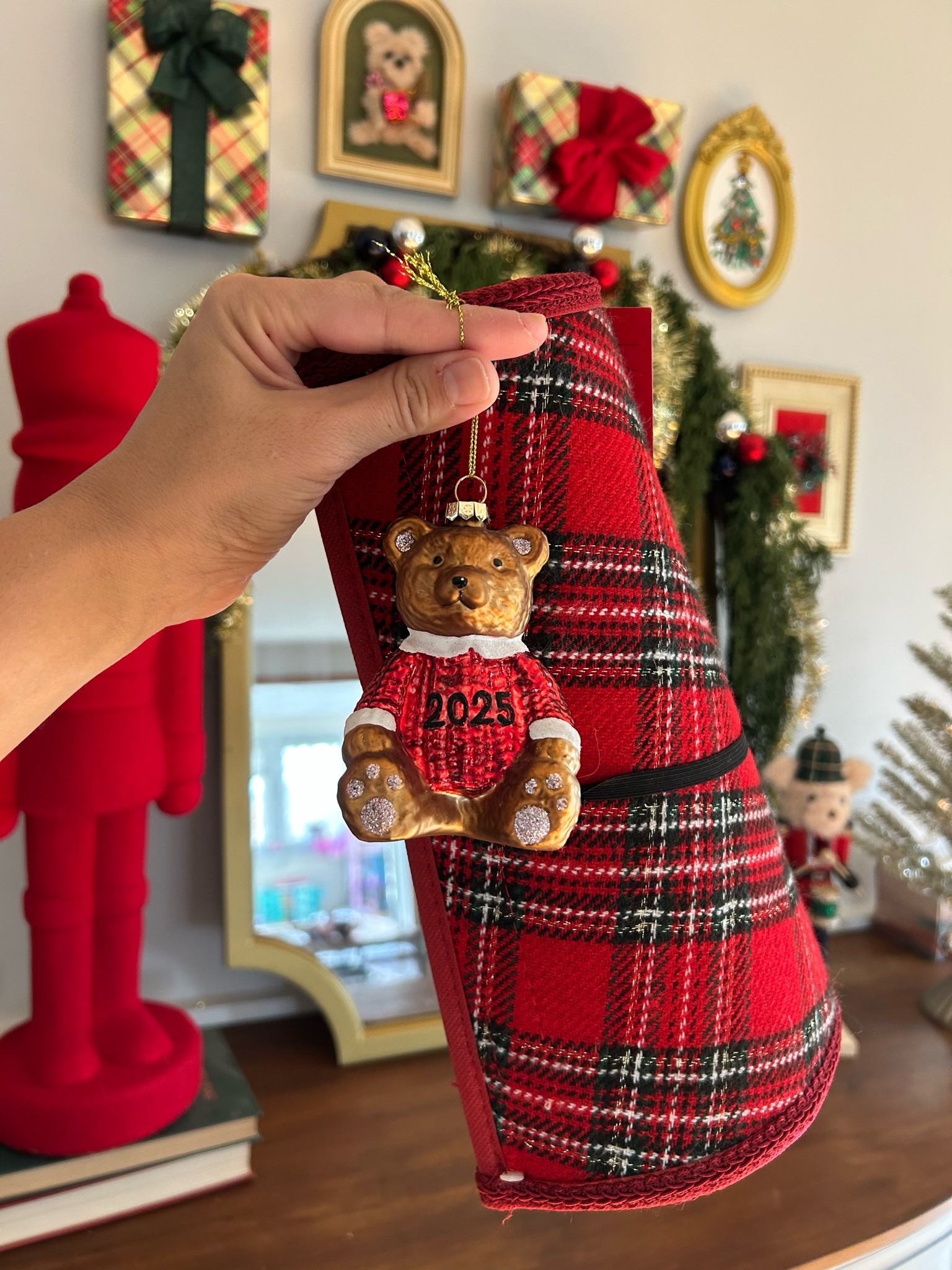 2 must have buys for nostalgia 90’s Christmas vibes 

#LTKHoliday #LTKSeasonal #LTKHome