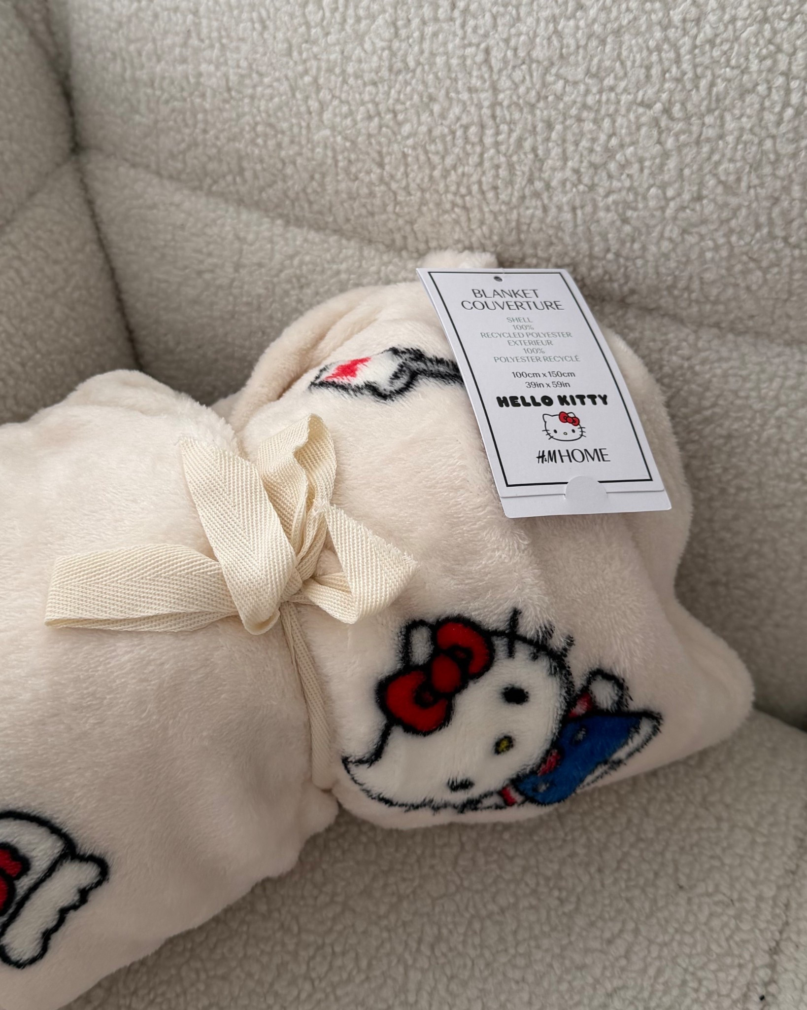 Cutest hello kitty blanket!! #hm #hellokitty #hmhaul

#LTKgiftguide #LTKcanada #LTKhome