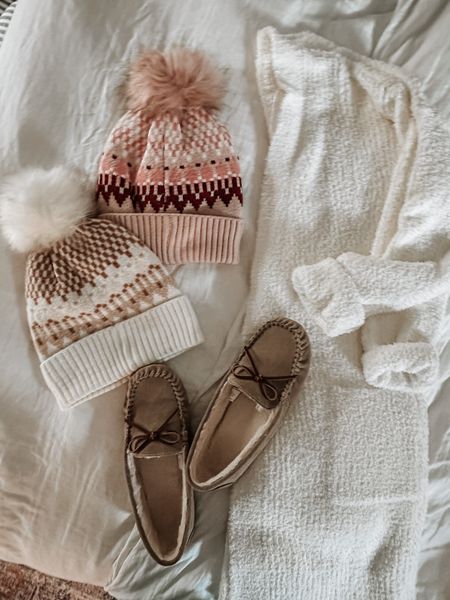 These cozy finds!! 😍😍😍 Y’all, they’re from @walmartfashion 🎉🎉 The cardigan is a straight-up Barefoot Dreams dupe, but under $20!! The fair isle hats are darling too. 🎁

#walmartpartner #walmartfashion 