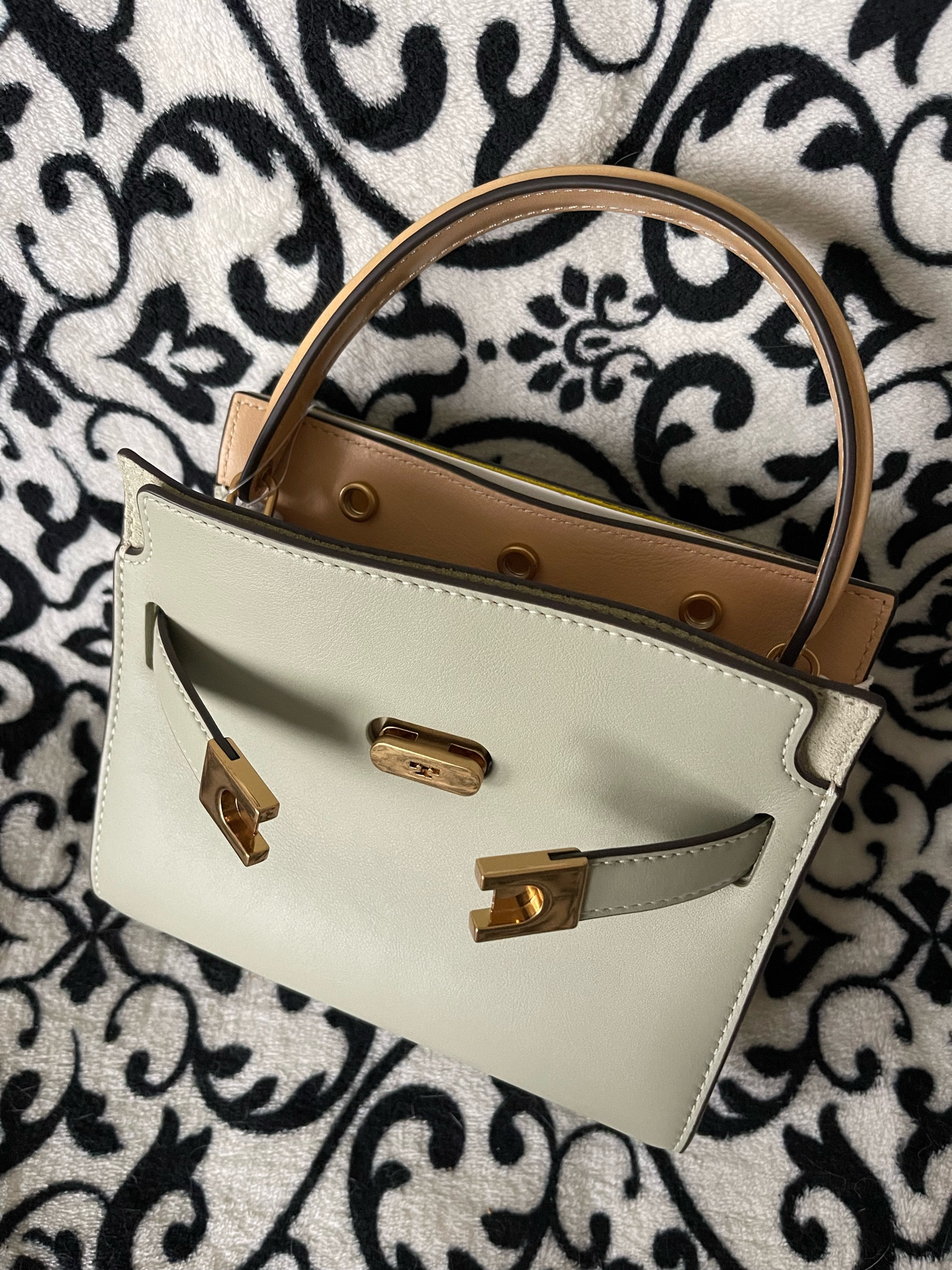 When your Black Friday things start to arrive but there’s still Cyber Monday ahead 🙈

#LTKCyberweek #LTKitbag #LTKsalealert