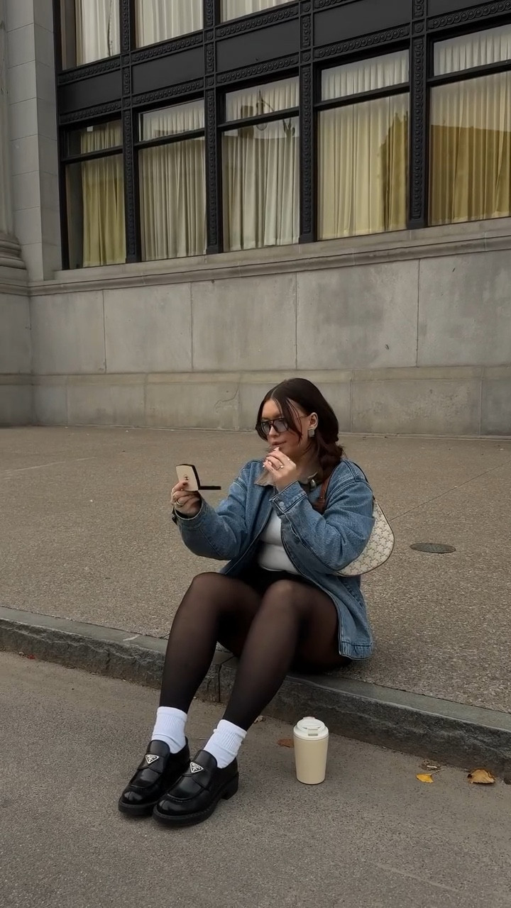 never too much coffee or lip gloss💋

#effortlesschic #fallstyle #barnjacket