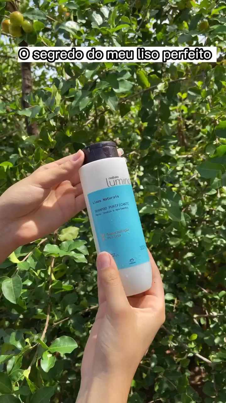 O segredo do meu liso perfeito é a linha Lumina Lisos Naturais da @naturabroficial ,essa linha é ÓTIMA. O meu cabelo é liso, porém, às vezes, ele tem bastante frizz, essa linha ajuda a reduzir o frizz, e deixa o cabelo mega hidratado. Eu compro os meus produtos da Natura, com a minha consultora @belamaria.consultoranatura , ela sempre tem as melhores promoções no espaço digital dela.  @naturaconsultoriabr