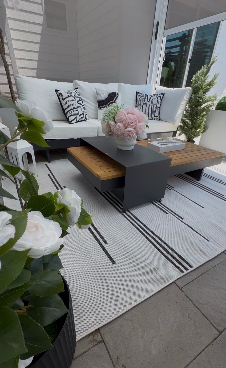 Modern outdoor rug