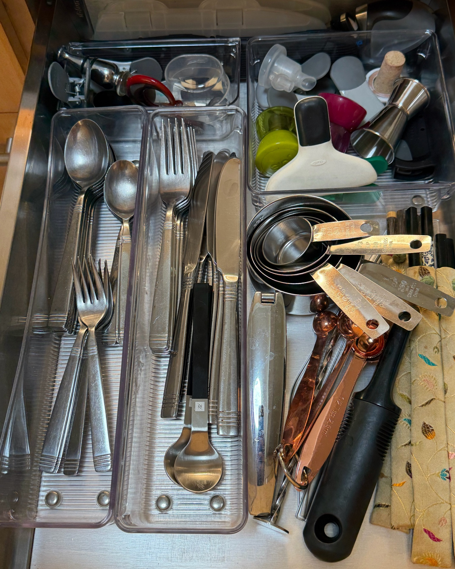 I’ve realized that the problem usually isn’t clutter—it’s searching.

Small systems make everyday life easier because they remove tiny moments of friction all day long.

Opening a drawer and immediately finding what you need feels small… until you realize how many times you do that every day.

Future Me appreciates anything that makes daily life simpler.

#LTKdayinmylife #LTKmorningroutine #LTKHome