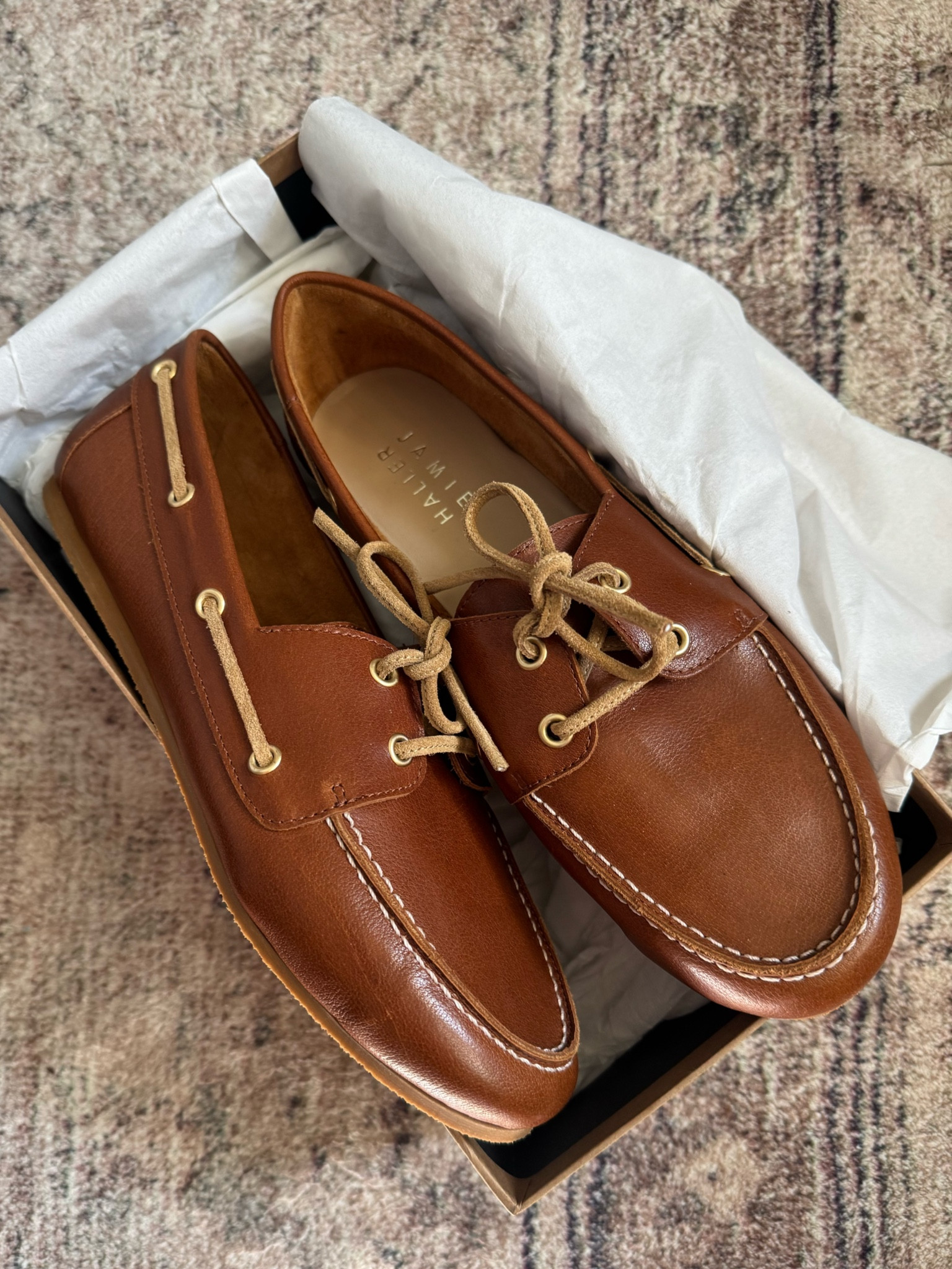 I didn't think I'd be into these but I'm wrong! Insanely comfortable and they work so well with transitional outfits. Consider me a fan! These run TTS and are butter soft. Also included other options. #boatshoes 