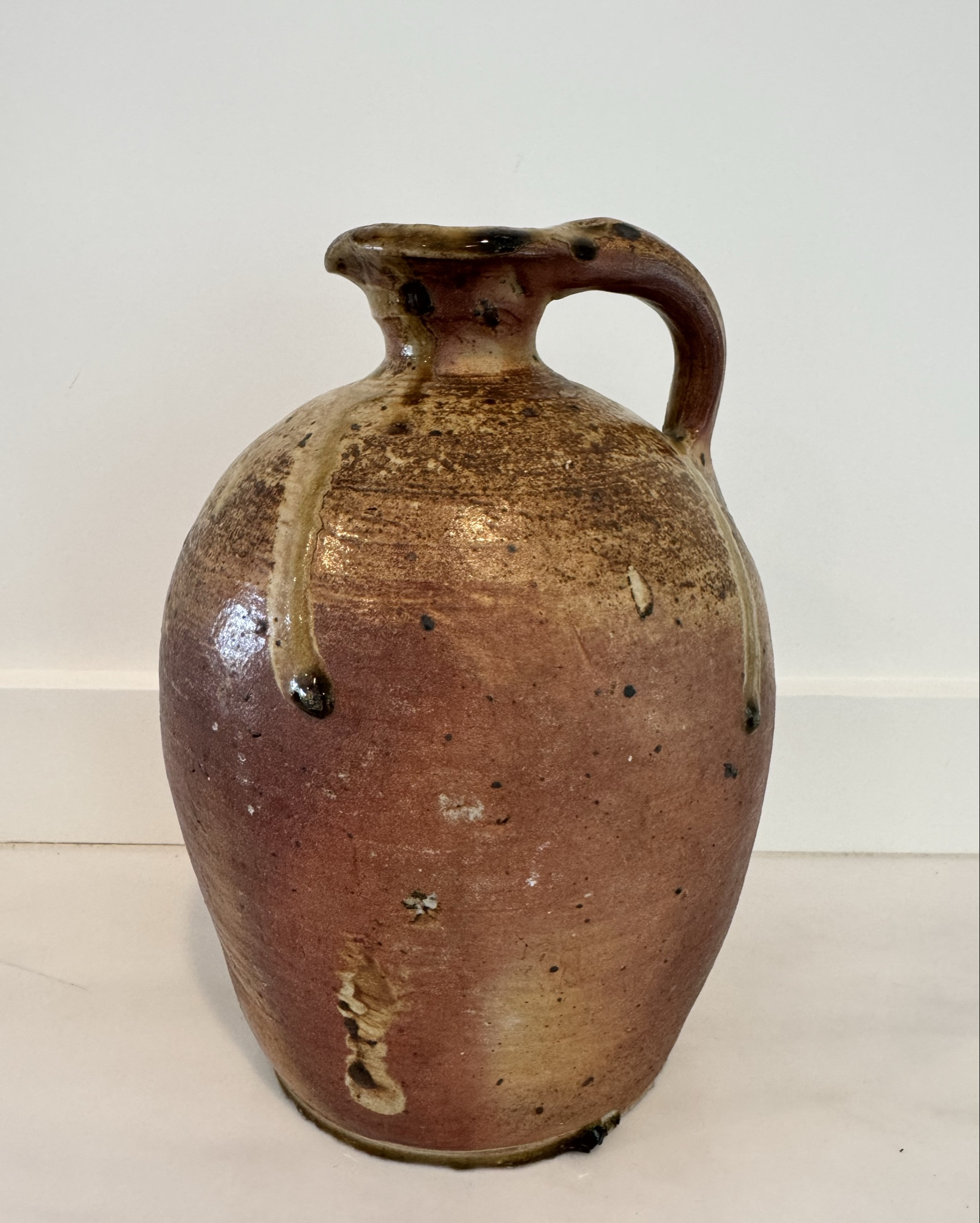 A quiet statement in stoneware 🤎
Vintage glazed jug with a sculptural handle, earthy tones, and beautiful kiln variation throughout. The kind of piece that adds warmth and history to a shelf or tabletop — perfect styled on its own or layered with wood and stone.

Vintage home decor
European pottery
French Country Home decor 
Stoneware 

#LTKHome