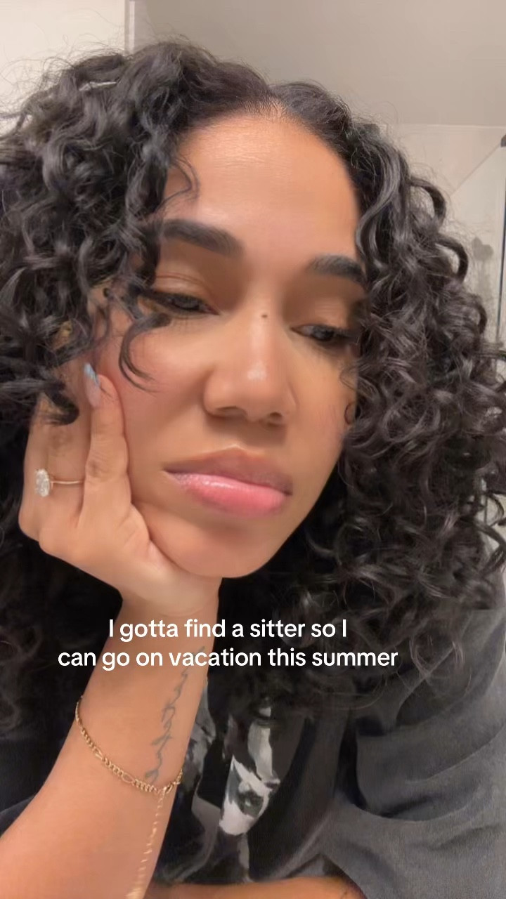 POV: You thought it was a family vacation… whole time you just relocated your responsibilities to a different zip code 😂✈️

But at least the outfit is doing what it needs to do 👏🏽

This Doberman graphic tee is one of my OG Amazon finds and it’s STILL that girl. The quality? 10/10. Thick material, structured collar (not that flimsy stretching kind), and I’ve had it for YEARS and it still looks brand new.

And yes… it’s part of the Amazon Spring Sale 🙃

If you’re gonna be chasing kids on a “trip,” you might as well look cute, comfortable, and put together while doing it.

#AmazonSpringSale #AmazonFashion #GraphicTee #MomStyle #CasualOutfits #AmazonFinds #EverydayStyle #MomLife
