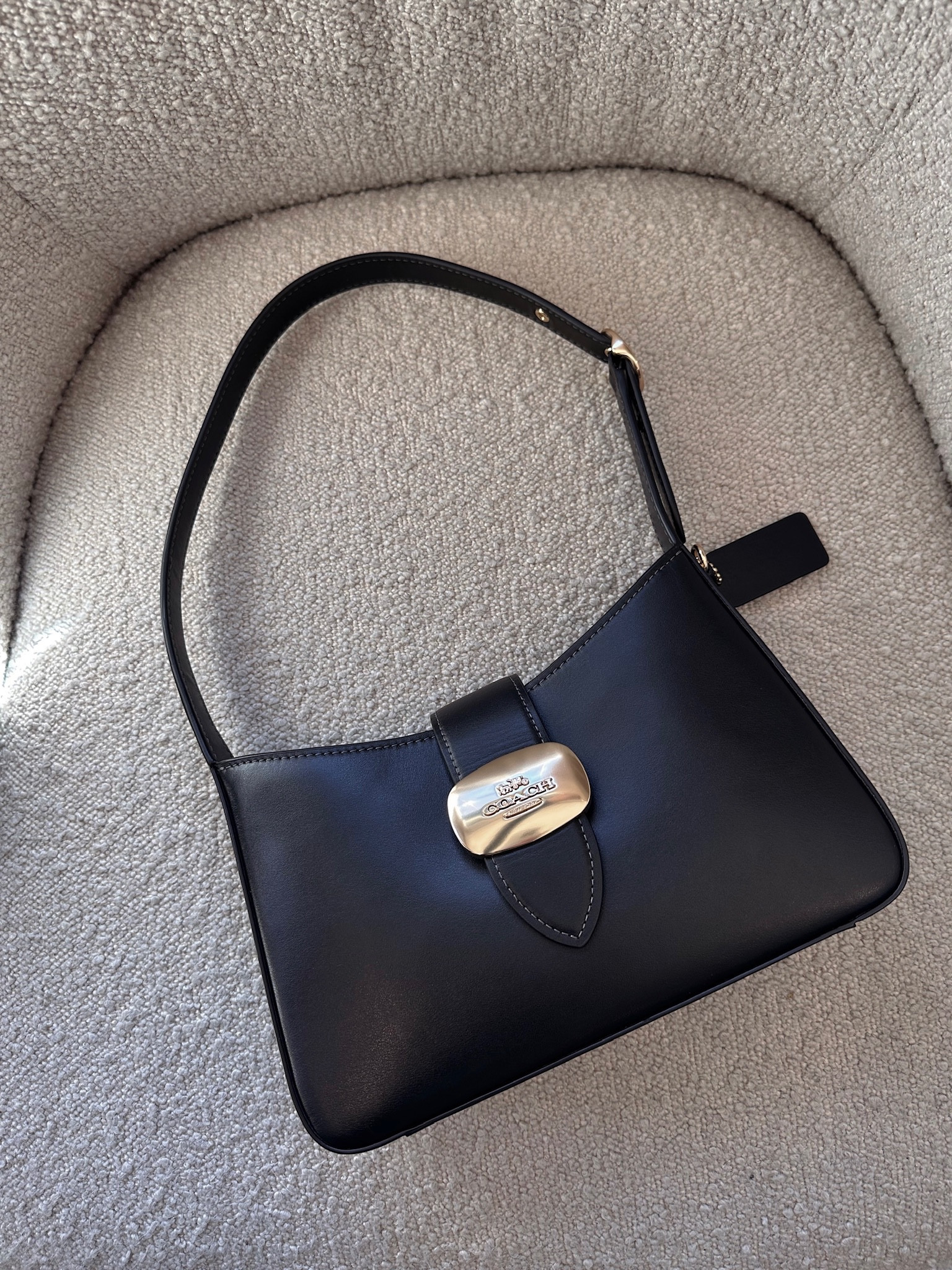 Absolutely loving my new shoulder bag! It's such a good option for my Prada look a like!