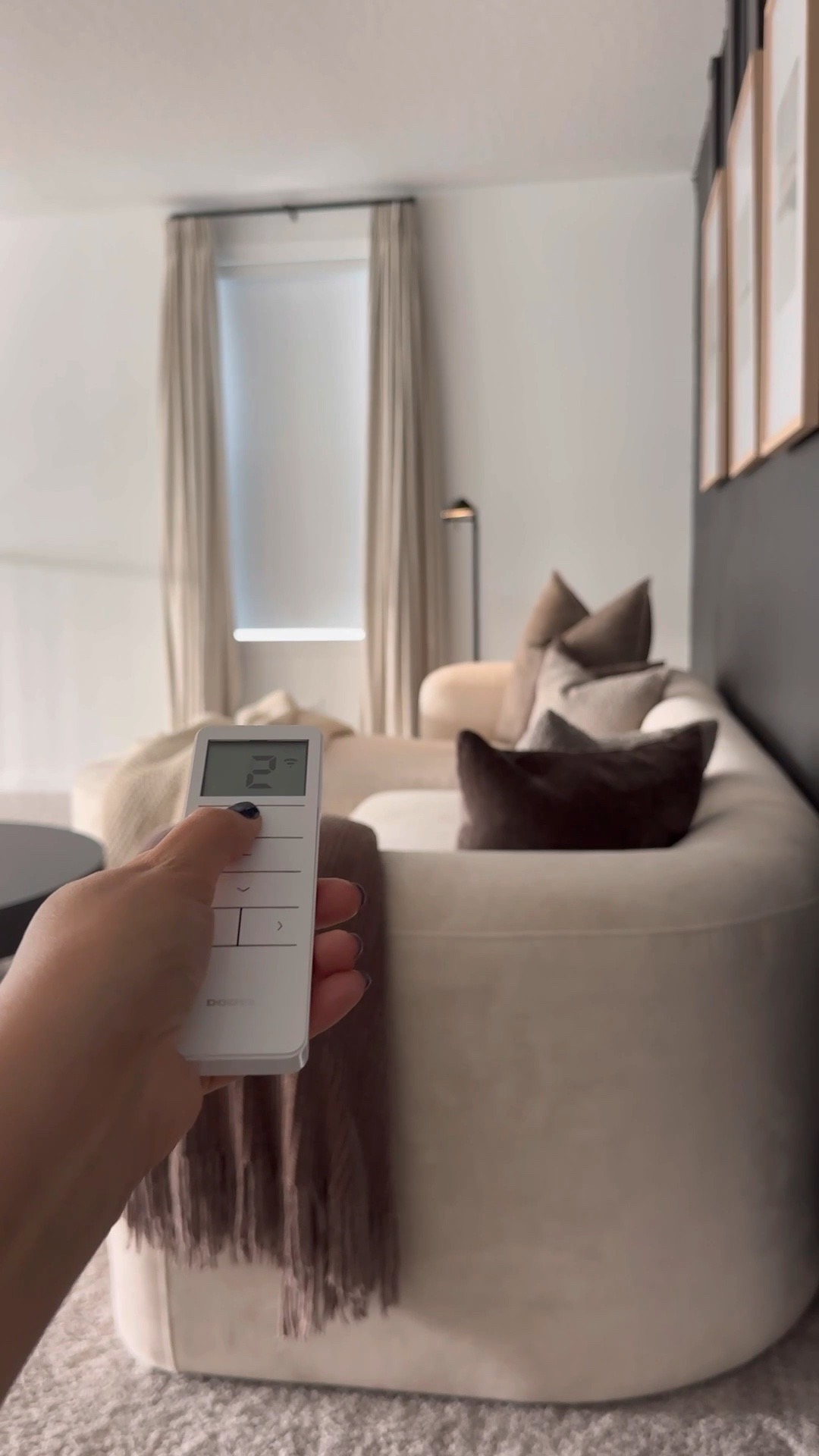 Blackout shades you can open and close with a touch of a button! Available in different colors ❤️



Home
Home decor
Window binds
Window shades
Roman shades 
Automatic shades
Tokblinds