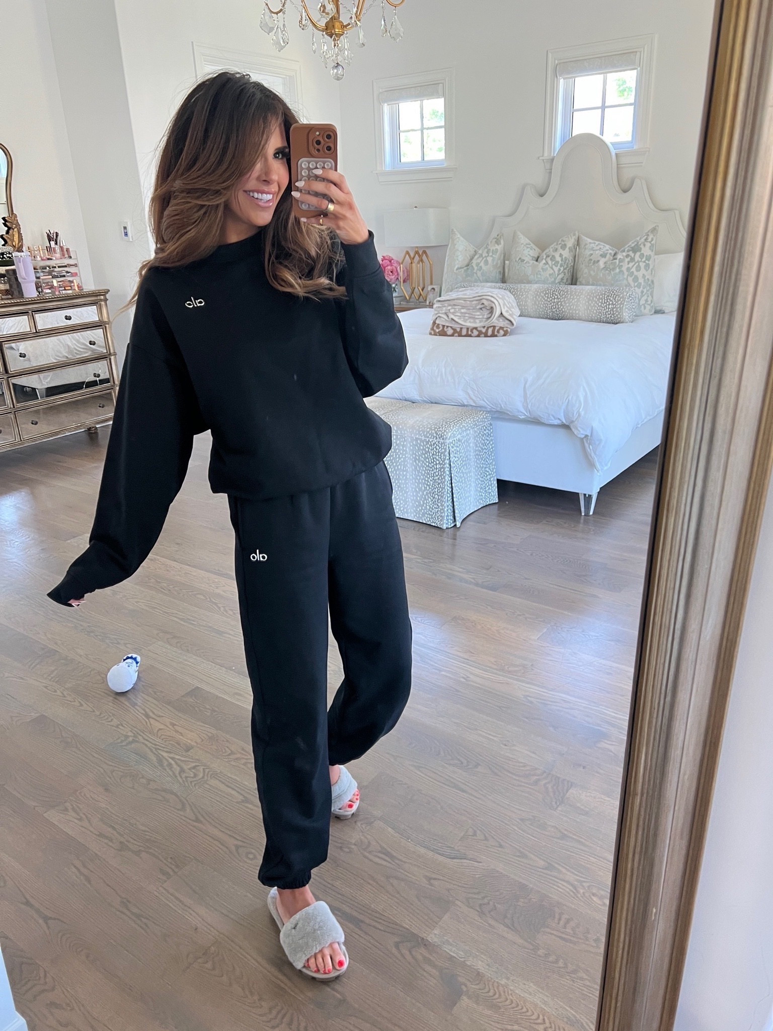 Wearing XS! 

Alo Yoga, Sweatsuit, Sweatpants, Sweatshirt, Ugg Slippers, casual outfit, loungewear, work from home outfit, emily Ann Gemma 

@nordstrom #nordstrompartner