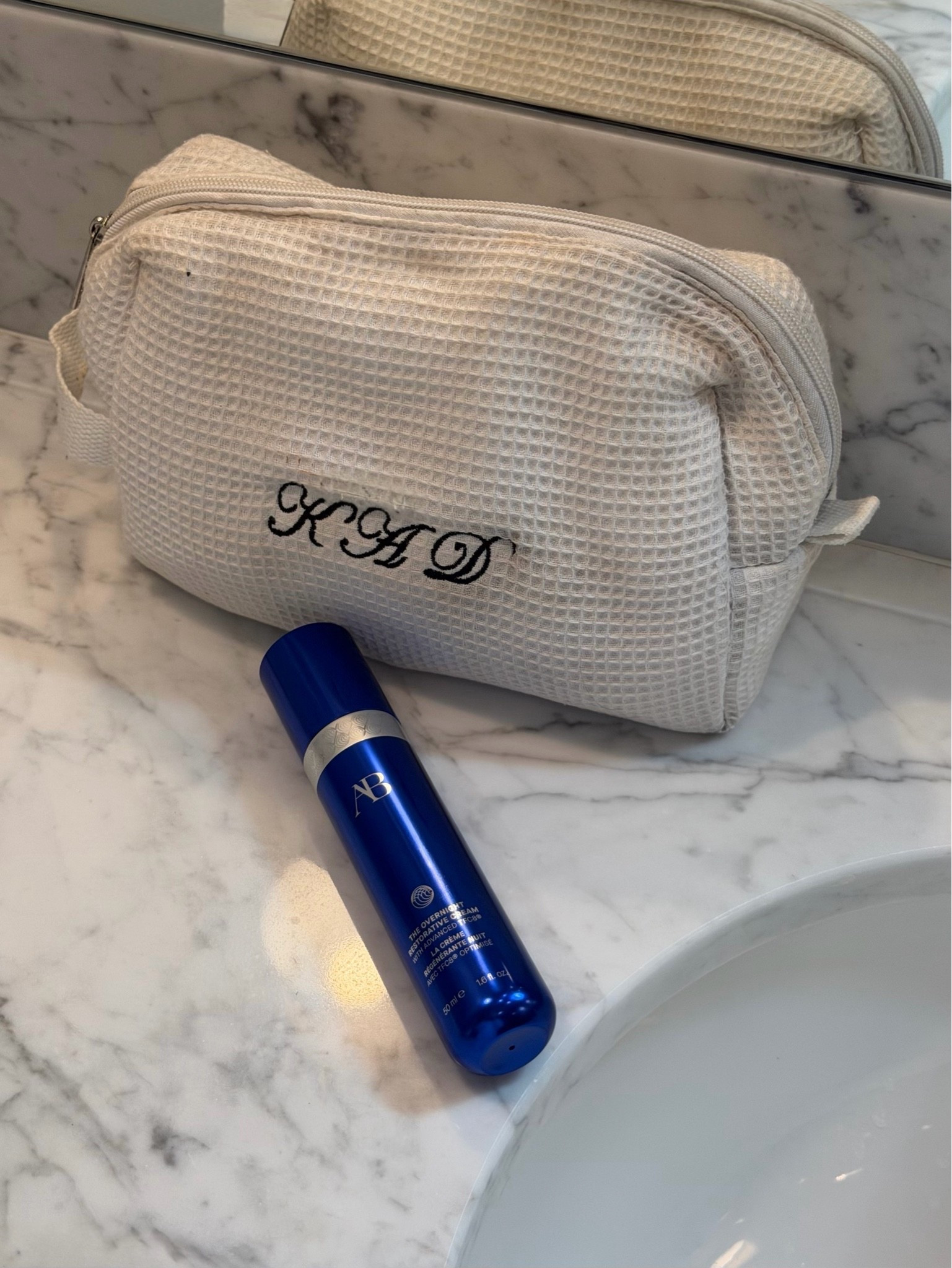 Little babymoon catch up!! 

P.s the @augustinusbader Overnight Restorative cream is saving my skin!! So hydrating 🤌🏽 @bloomingdales  #BloomiesPartner