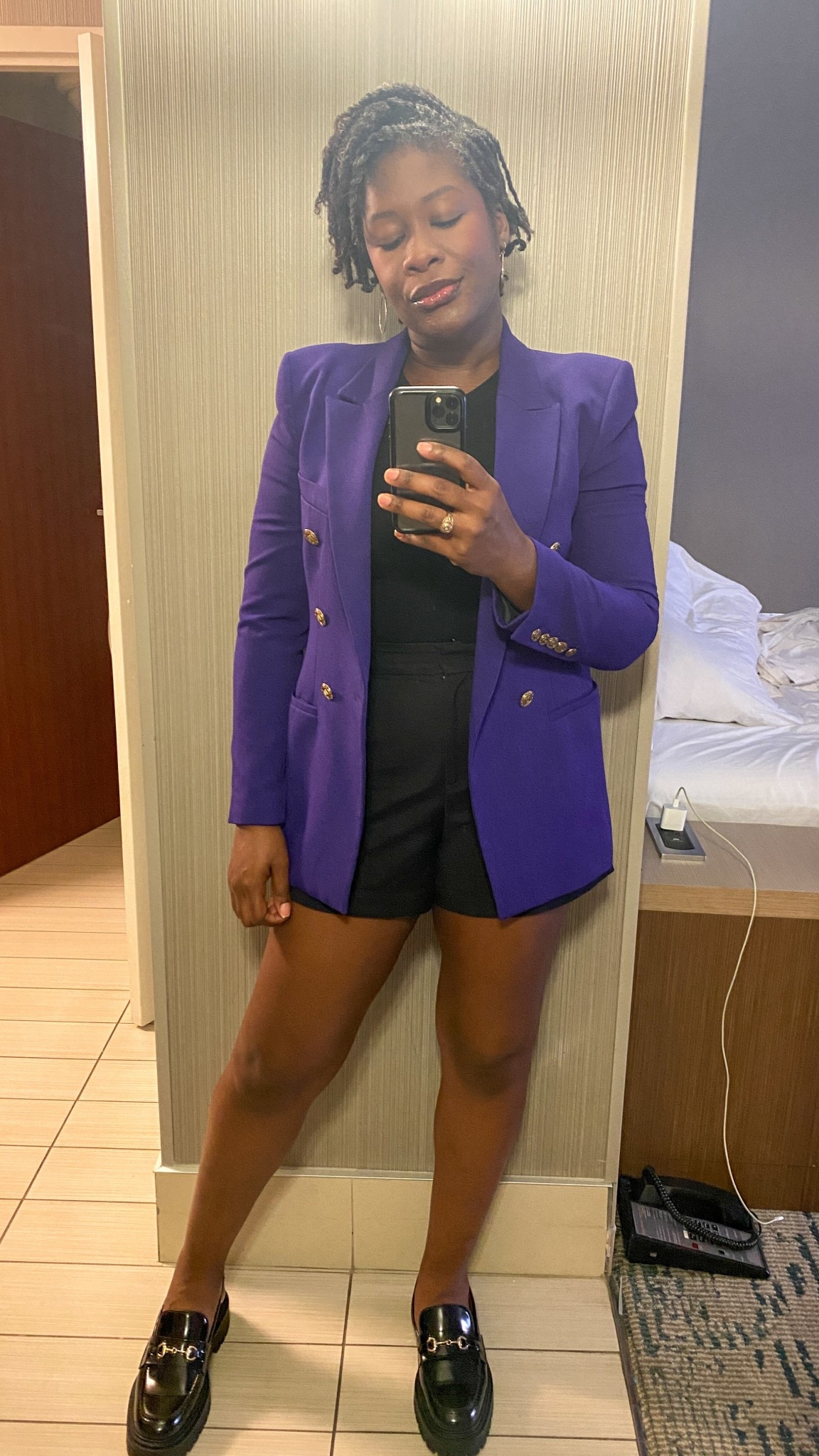 Bossy creator conference look

Double breasted blazer shoulder pads purple Zara find lug sole loafers business casuall