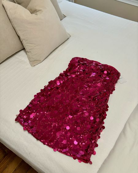 $25 PINK SEQUIN DRESS of your dreams ✨

Also comes in silver! I ordered a size small. Linked other Forever 21 affordable sequin styles and accessories below! 

#sequin #bachelorette 
