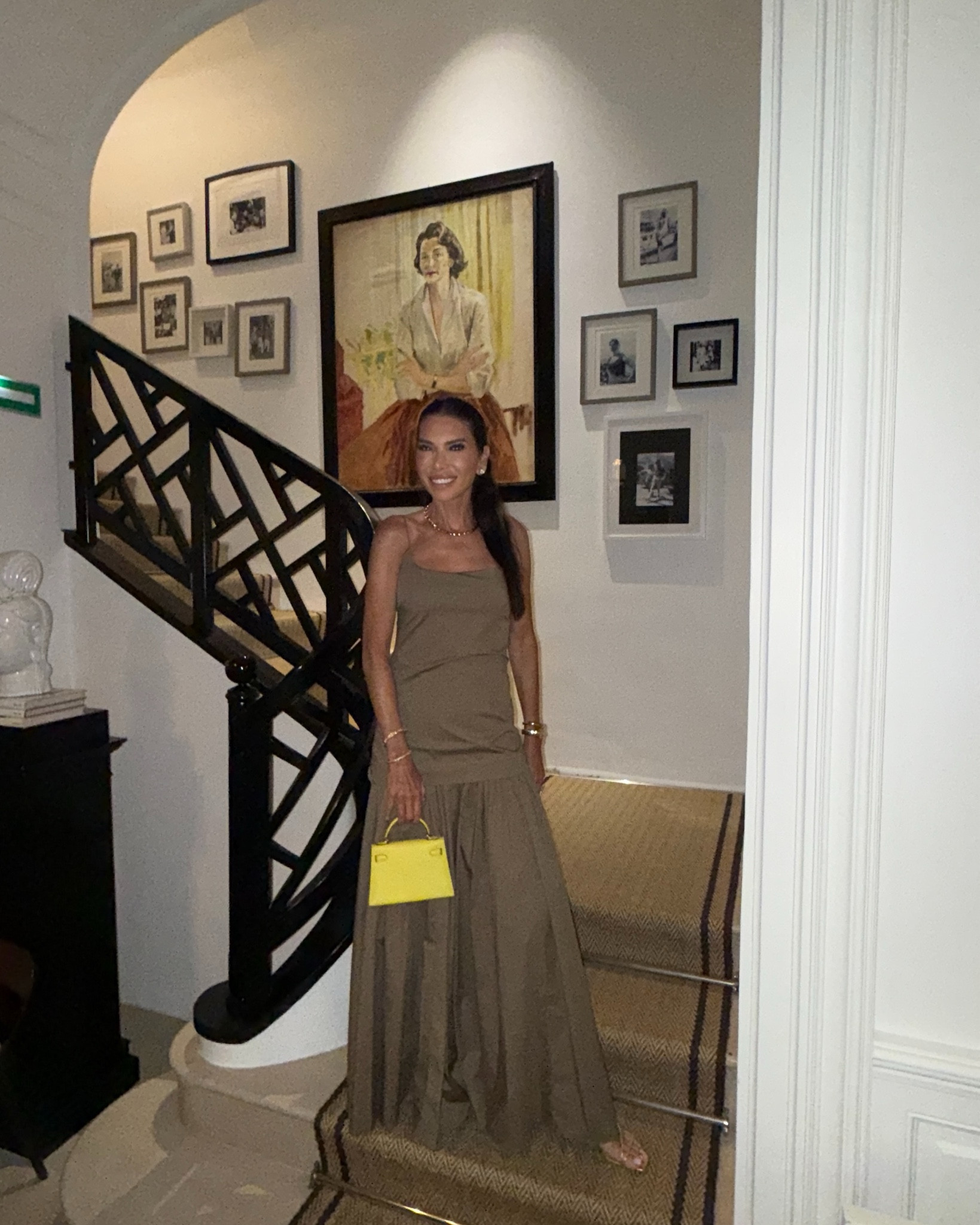 Dinner with friends in this effortlessly chic silhouette 🤎
Fitted on top, flowy on the bottom—this dress moves with you and makes a statement without trying too hard. Perfect for warm summer nights and good conversation.
#CapriEvenings #DinnerLook

#LTKTravel #LTKPetite #LTKStyleTip