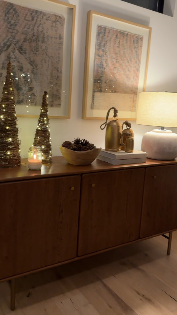 Our cozy Christmas setup is all about timeless pieces and festive scents!