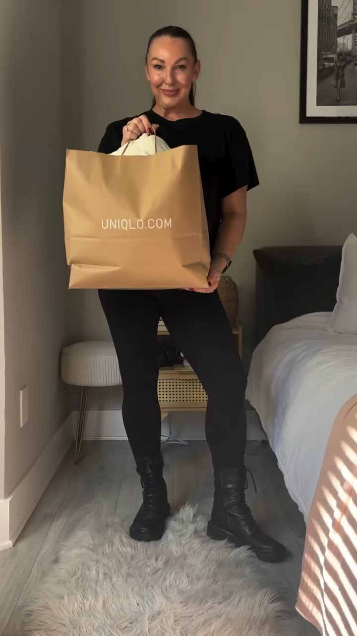 Adding some heat to the mix 

🎤 Stop trying to fit your huge goats into your carry ons. They take up so much space and you could get a thinner but still powerful jacket from a wide selection at @uniqlo 

They’re lightweight, water repellent and come with a pouch for easy packing. Pair them with one or all of the their heat-tech pieces like the cashmere blend polo neck, leggings, socks and beanies to keep warm in temps as low as -4°.

These coats will take up zero space in your case and you’ll still be warm as toast! 
If you want to look a little more chic, add a scarf or wrap and add the body warmer vest under a blazer to keep you warm whilst you prep the plane. 🛩️ 

#packingtips #coldweatherstyle #travelstylist #traveloutfits #flightattendantlifestyle