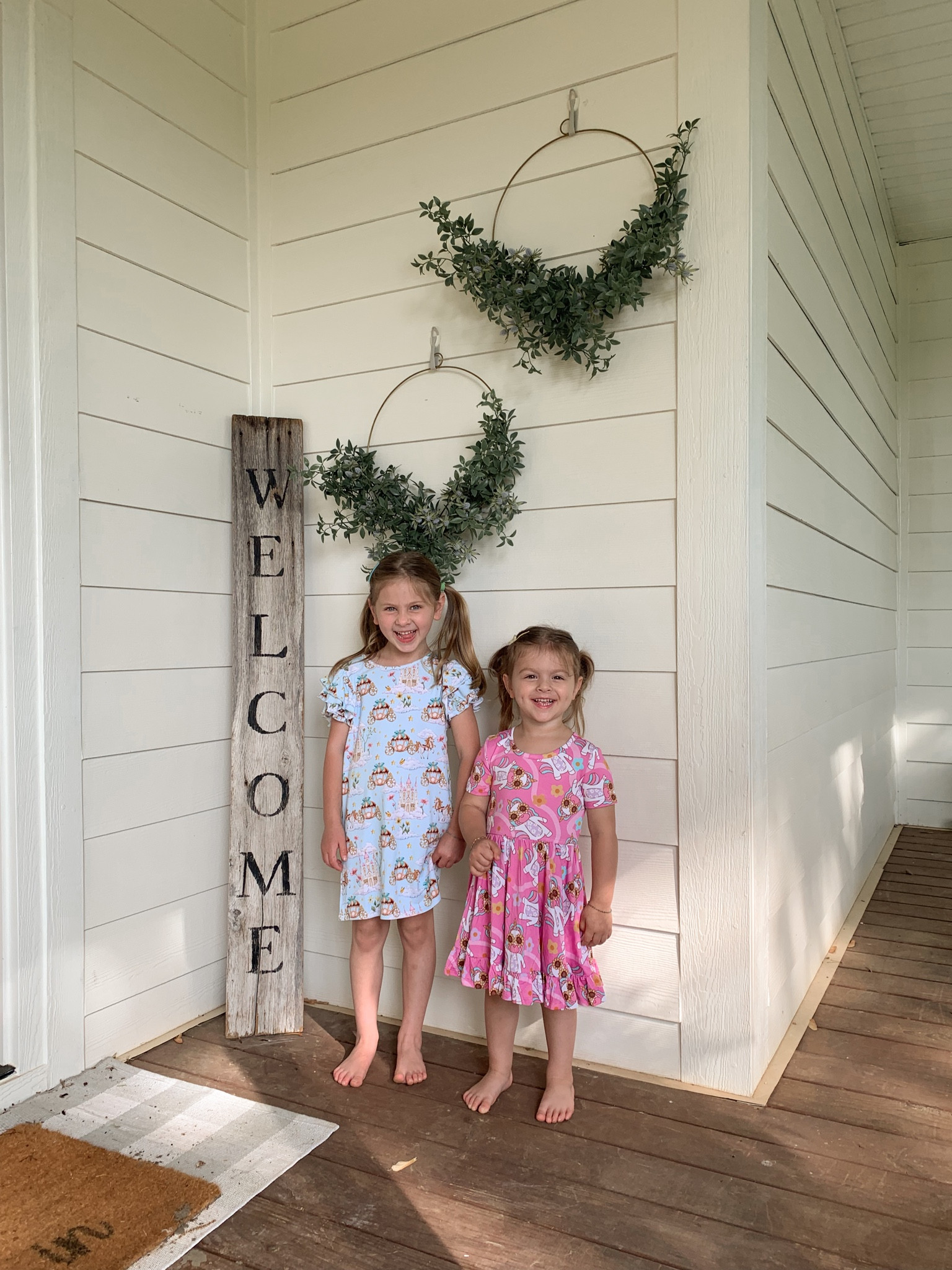 You can most likely catch the girls wearing @poshpeanut at all hours of the day 💗 We are bamboo obsessed in this house and if you haven’t tried this buttery soft goodness yet— say hello to your new addiction, just don’t blame me 🙈 