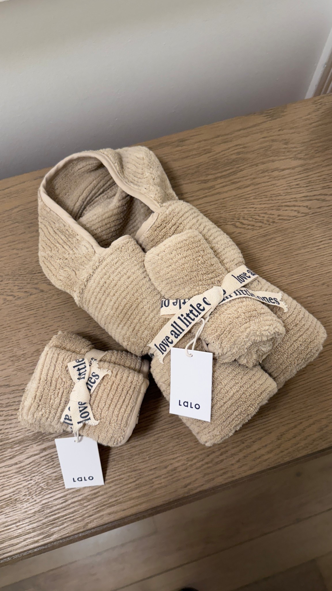 Lalo ribbed hooded towel set and washcloths 