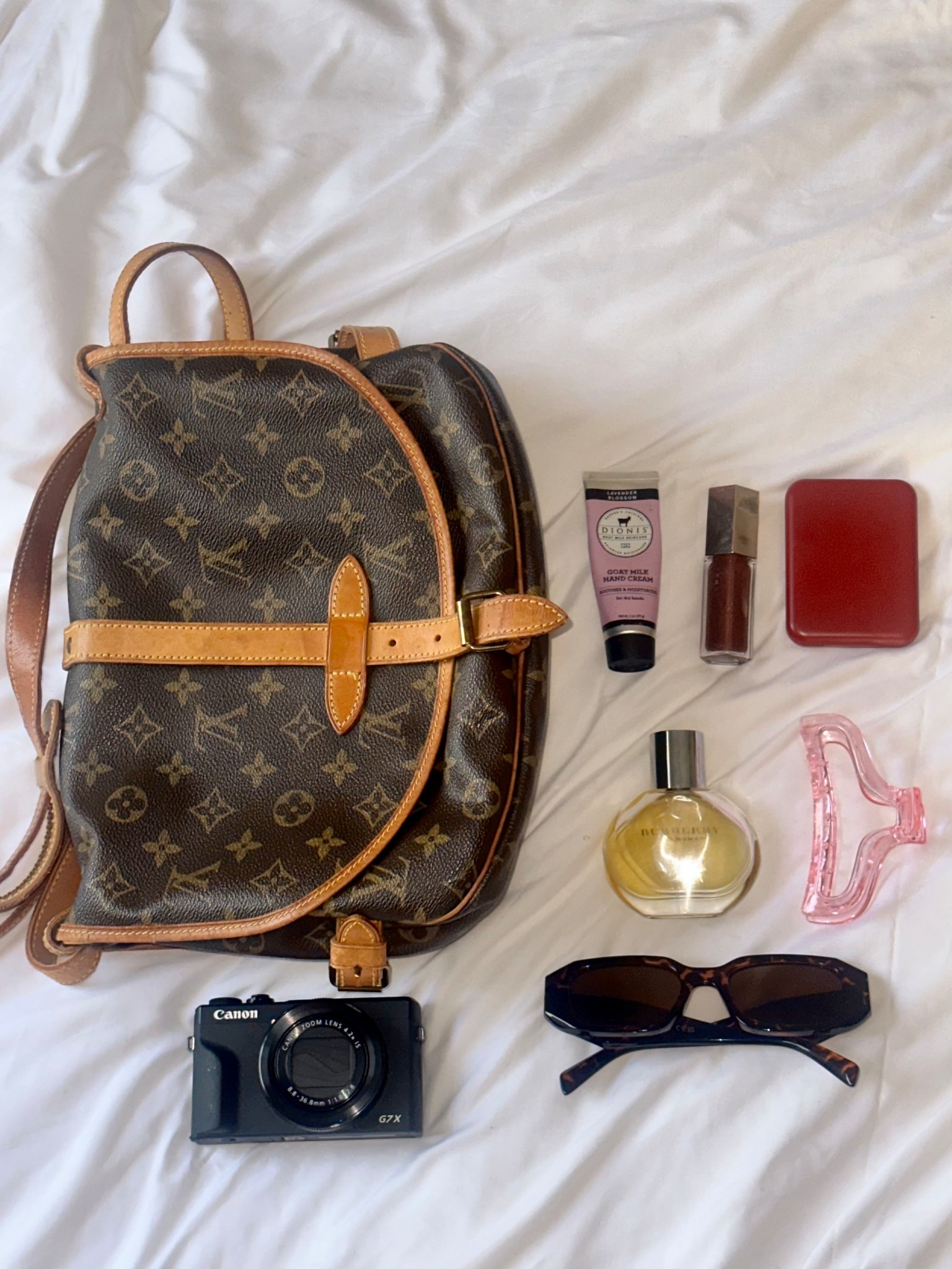 What’s in my purse, flat lay,