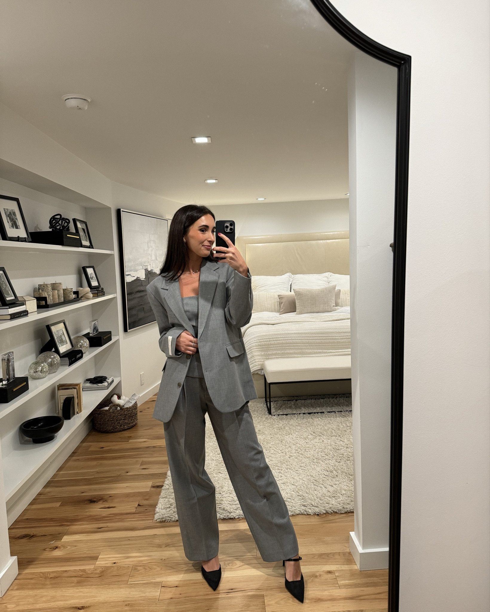 Obsessed with this new grey set from Aritzia! Perfect for the office 🙌 @aritzia #aritziapartner