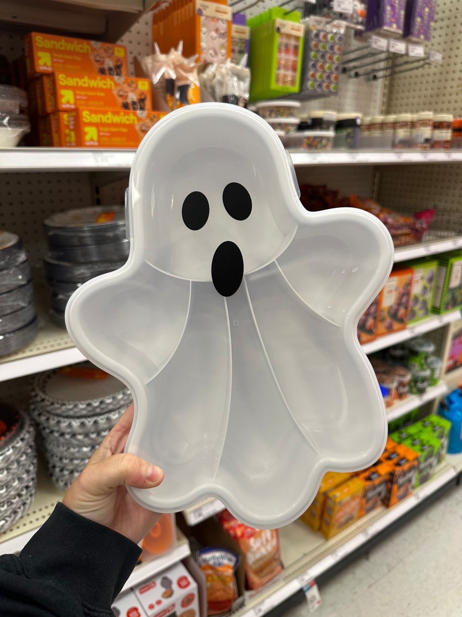 👻 Target did it again! These new ghost food containers are the cutest way to pack snacks, leftovers, or even candy for spooky season 🎃🖤 Functional and festive — because who doesn’t want their food storage to match their Halloween vibes?

Would you use these for school lunches or just to hide your own Halloween candy stash? 🍬✨ #TargetFinds #HalloweenAtTarget