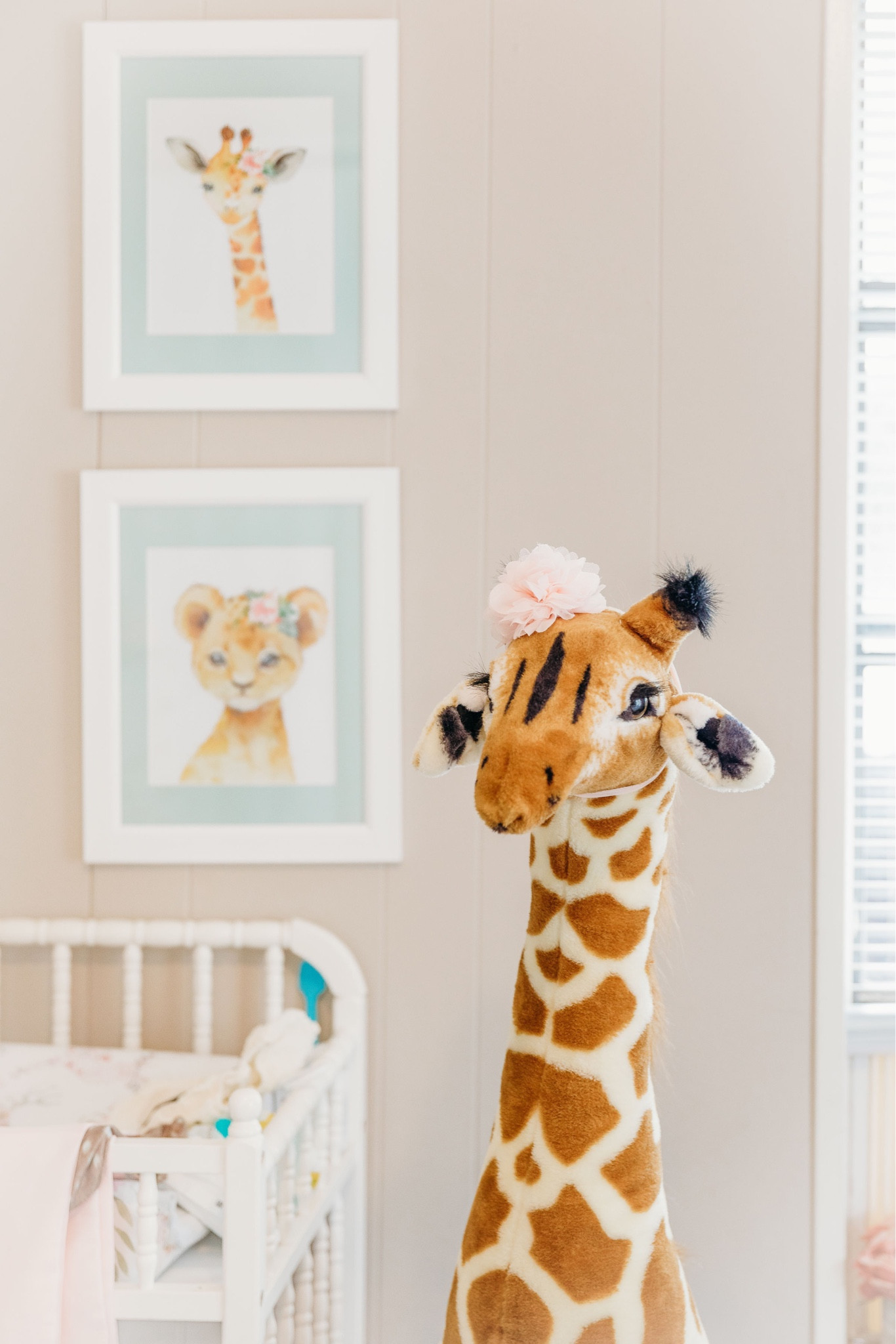 Giraffe baby best sale nursery ideas