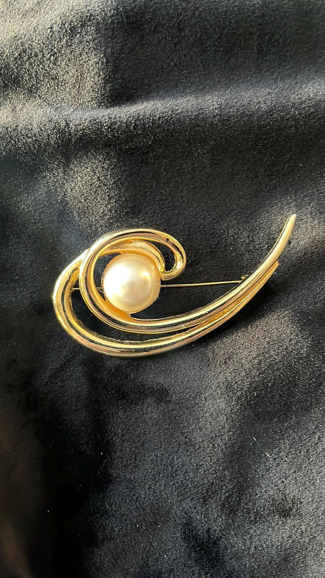LARGE Vintage Bright Gold Tone Swish Brooch With Large Faux Pearl in the Center - Etsy | Etsy (US)