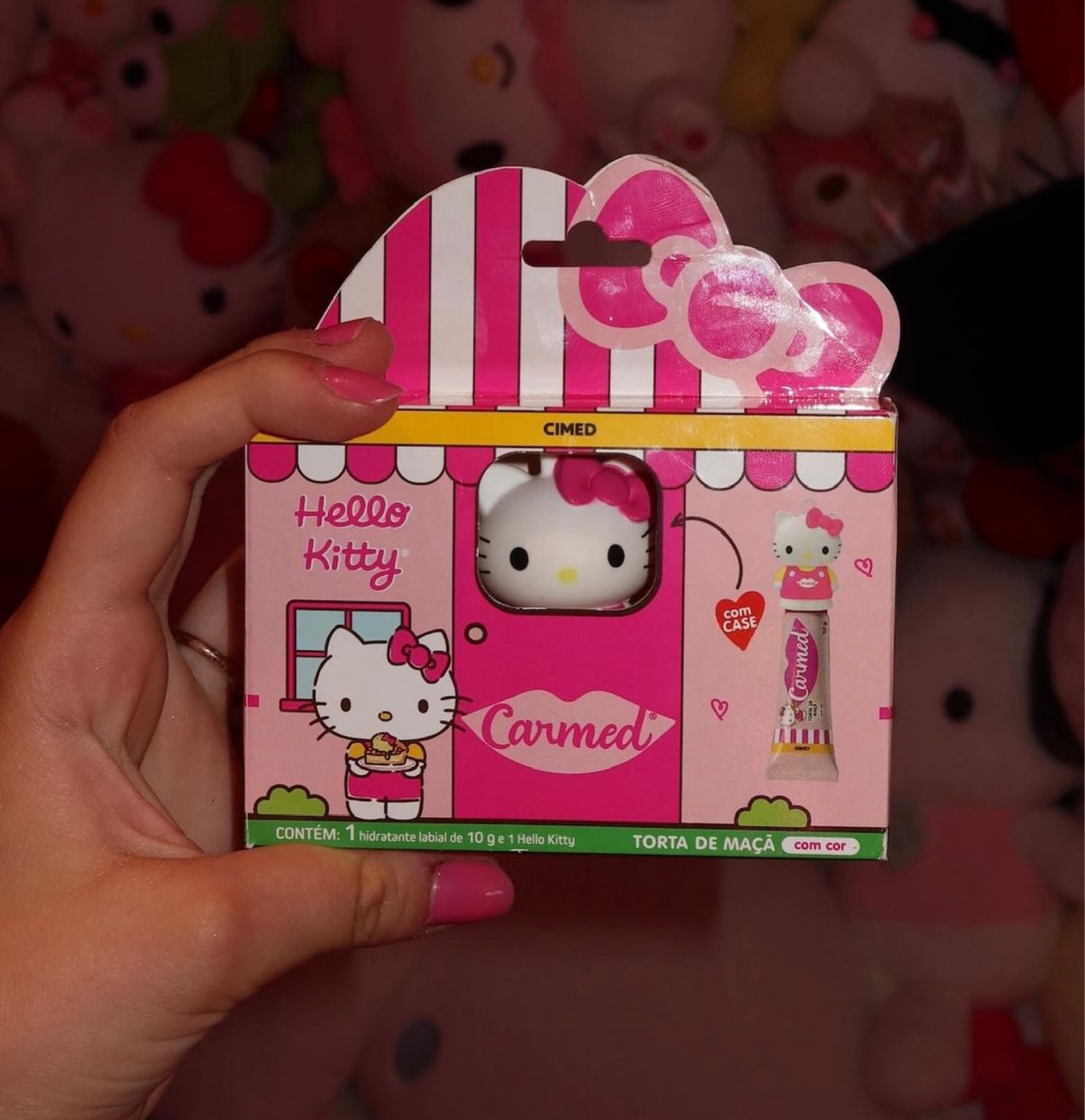 Lançamento quentinho da carmed💋💄❤️



O Carmed Hello Kitty tem cor, glitter e um cheirinho irresistível de torta de maçã!
• Óbvio que a comida
preferida da Hello Kitty seria a escolhida para deixar esse hidratante labial ainda mais incrível, né?! Além da case PERFEITA, que vocês poderão levar para todos os lugares! 

#LTKbrasil #LTKbeleza #LTKpromo