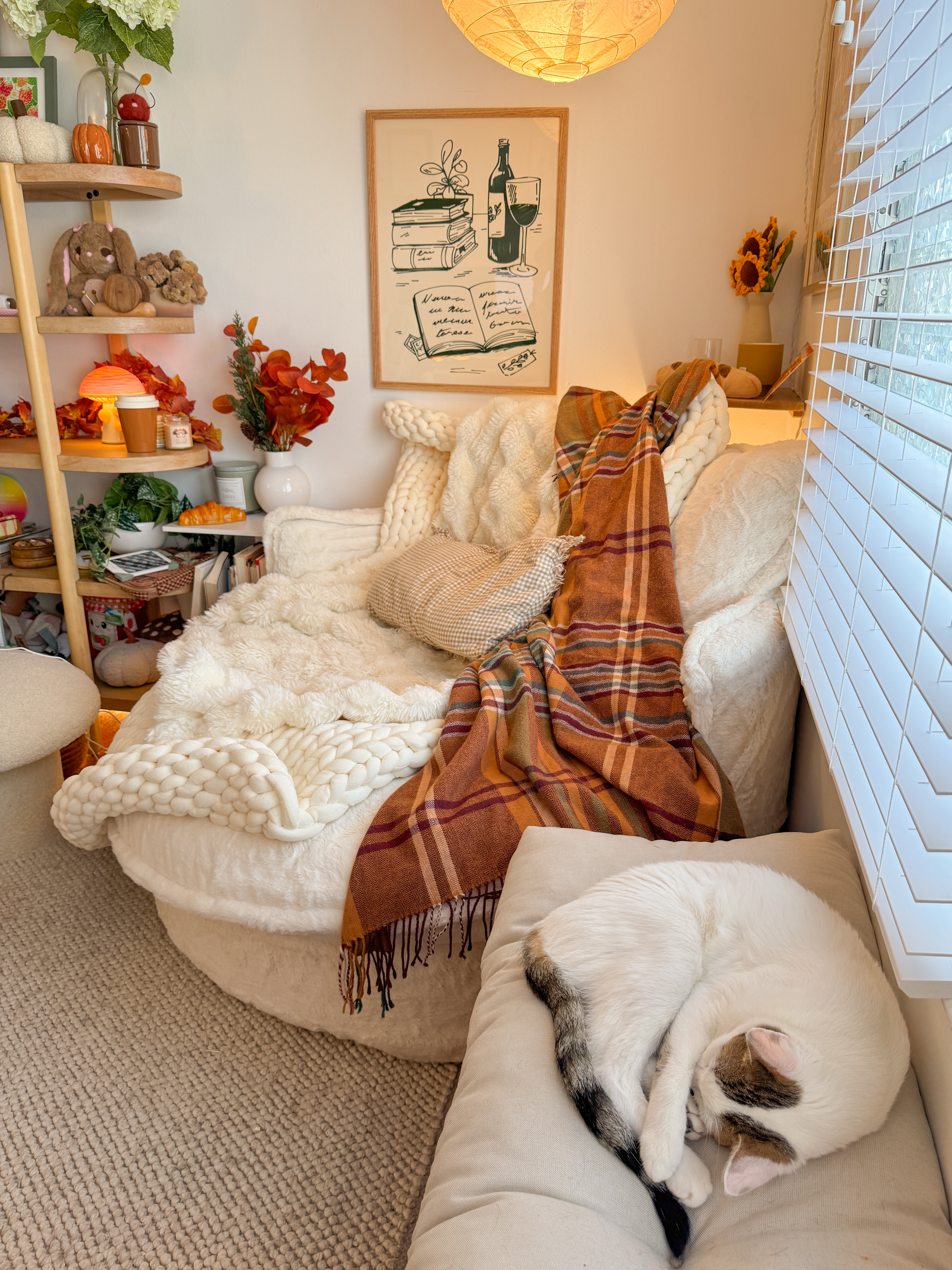 reading nook setup! i have dupes of the Sixpenny Neva Daybed linked!

 

#LTKHome