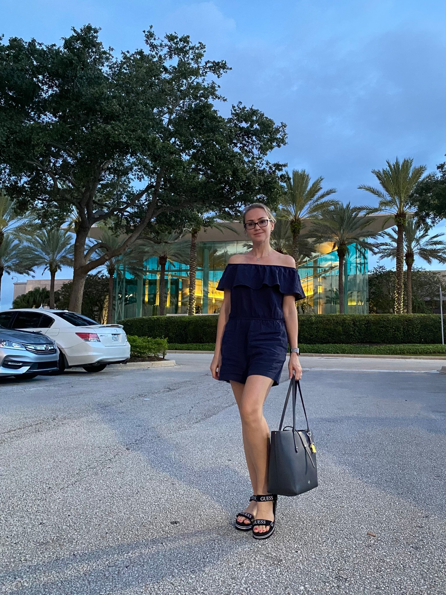 ✨ Florida Vibes ✨
Enjoying evening shopping ! 🌴💙 Nothing beats a casual and elegant navy romper paired with comfy Guess sandals and a classic tote. Perfect for a relaxed yet chic evening stroll.

How do you like to style your summer evenings? 🌅 Let me know in the comments!

#SummerStyle #casualOutfit #FashionInspo #ChicAndComfy 

