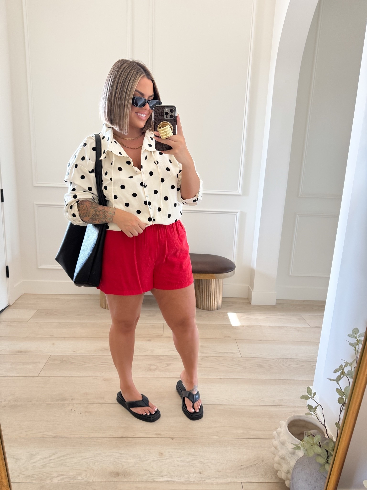 Size L in top it’s really lightweight just like a poplin top 
Shorts size L 
#zara