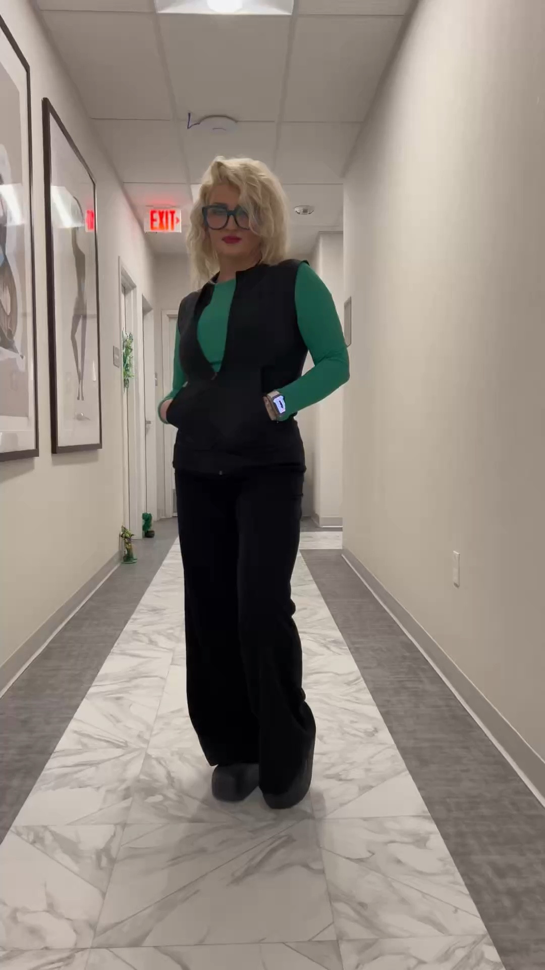 A $21.59 vest and $19.99 sleeve just changed my entire scrub game 🖤💚 5’2” 148lbs, XS top small bottoms. Under $22 for both tap to shop before they sell out!