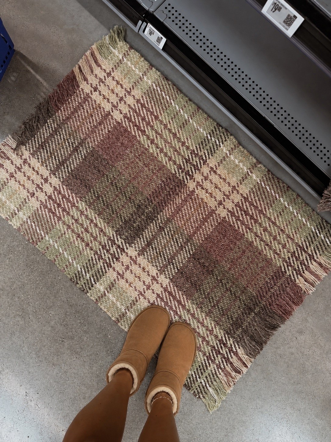 The prettiest fall rug! 🍂