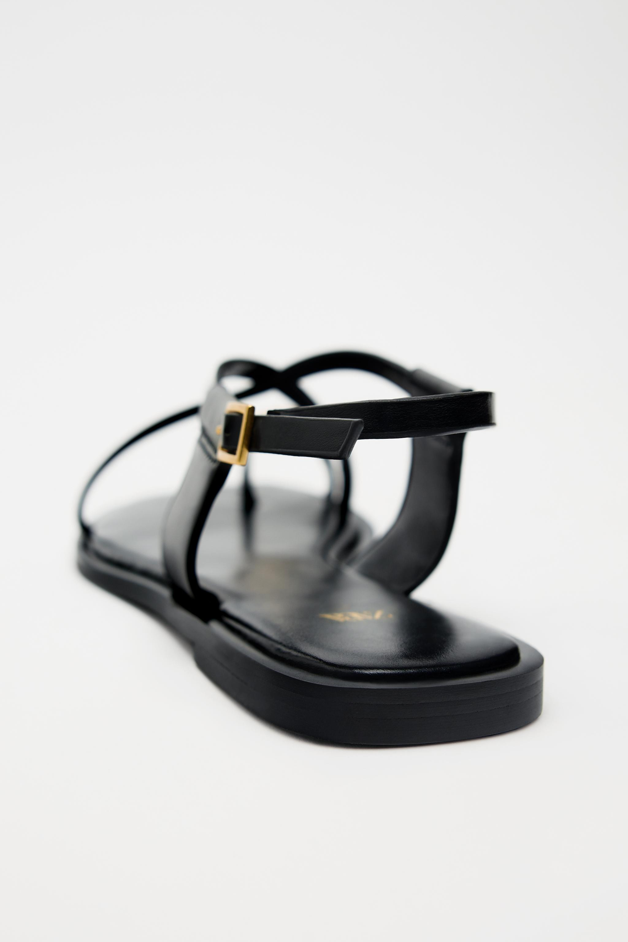 Flache Sandale mit schmalen Riemchen. Metallischer besatz am Zeh. Verschluss mit Schnalle an der ... | Zara DE