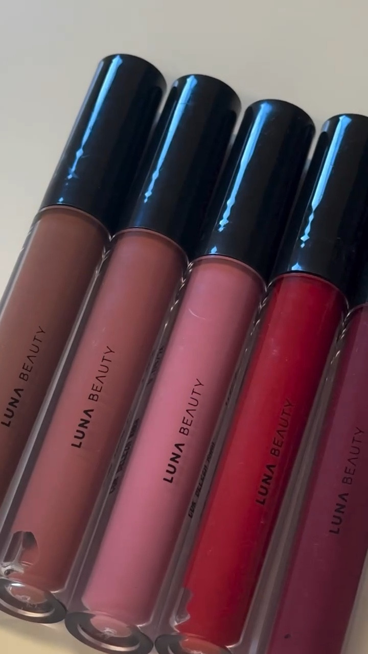 Testando os lançamentos de @lunabeautybr ✨
.
Luna Soft Blender foi pensada pra criar uma make natural e usei na aplicação de pó, para maior fixação. Seu formato ergonômico é perfeito para aplicação em todas as áreas do rosto !
.
Luna Tinted Oil deixa os lábios hidratados e tem cores deslumbrantes ! Com pigmentação intensa e longa duração, a fórmula contém ácido hialurônico e óleo de semente de uva  para uma hidratação eficaz !
.
Eu amei os lançamentos 😍, e vocês ? Lembrando que com meu cupom JESSICA10 vocês garantem 10% off adquirindo os lançamentos no site 🤍
.
#lunabeauty #unboxing

#LTKpromo #LTKbeleza #LTKbrasil