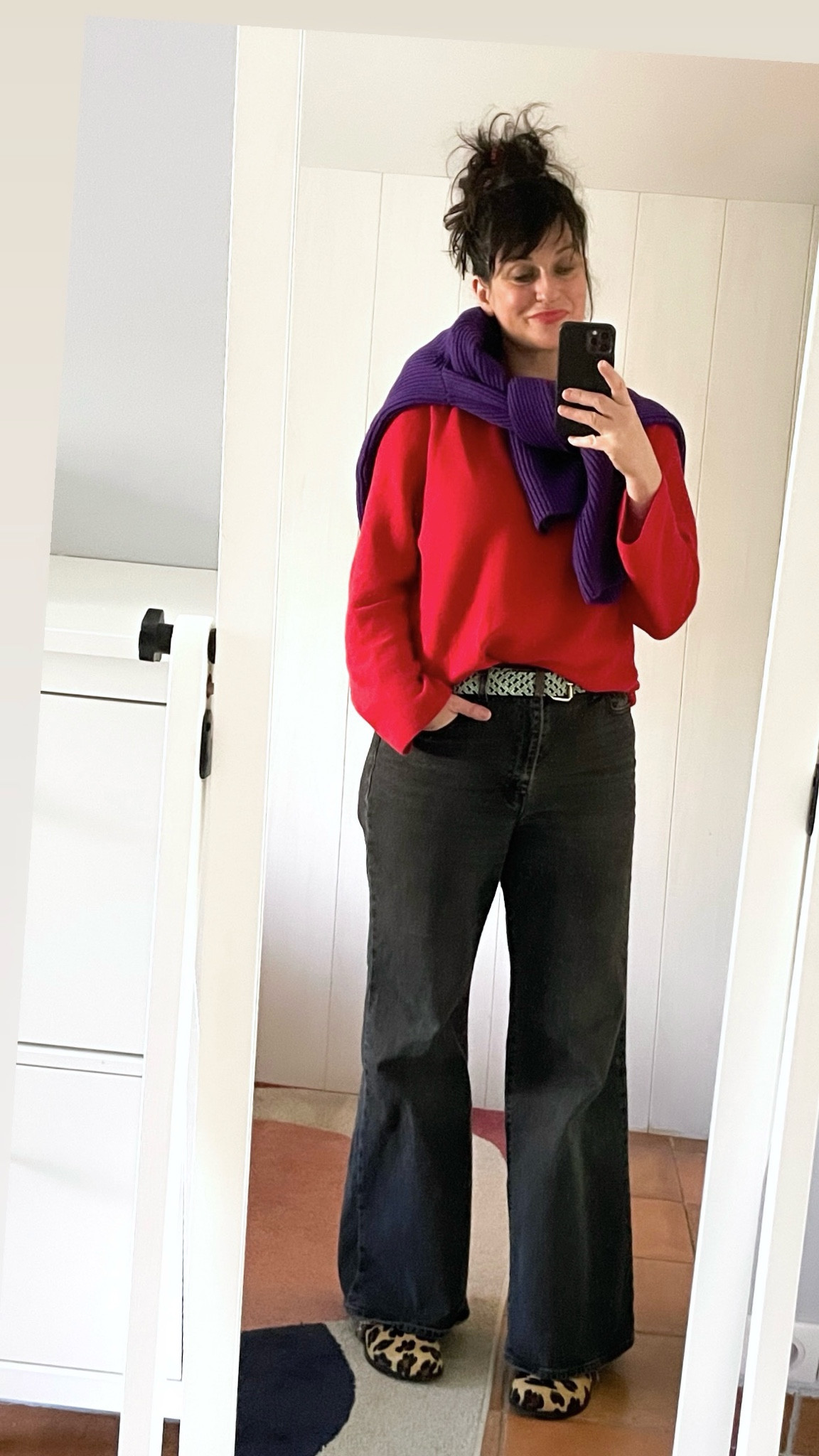 . Pull en coton côtelé violet #marcopolo (similaire, en lien)
. Pull rouge en maille 3D #uniqlo (en lien)
. Flare en jean noir délavé #levis (en lien)
. Ceinture tressée vert d'eau #BCBGMaxAzria (similaire, en lien)
. Mules léopard #alohas (en lien)
. Rouge à lèvres mat "Feed the flame" #revlon (en lien)
