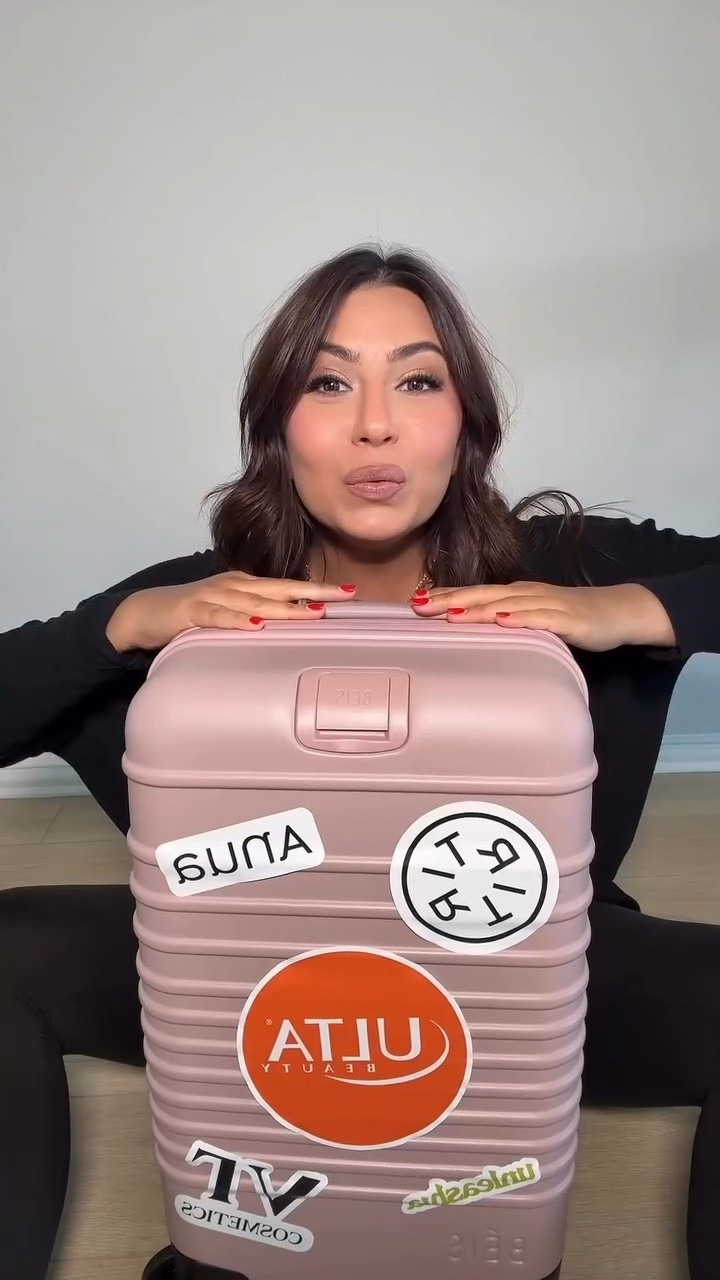 🎁 𝐊-𝐁𝐞𝐚𝐮𝐭𝐲 𝐣𝐮𝐬𝐭 𝐥𝐚𝐧𝐝𝐞𝐝… 𝐚𝐧𝐝 𝐢𝐭 𝐜𝐚𝐦𝐞 𝐢𝐧 𝐒𝐓𝐘𝐋𝐄 🇰🇷💅✈️

@ultabeauty surprised me with this @beis carry-on packed with some of the hottest K-beauty products — and yes, I’m already obsessed 😍✨

Unboxing this felt like skincare heaven + travel goals in one!👀💼

Which product should I try first? 👇💖

Type “Skincare” if you want the link to the cleansing oil and the foaming cleanser 

#UltaBeauty #KBeautyObsessed #DallasMakeupArtist #KBeautyHaul #BeisBag #UltaFinds #KBeautyAtUlta #UnboxingReel #BeautyReels  #KBeautyMustHaves #DallasBeautyBlogger #UltaBeautyCollective  #UltaHaul