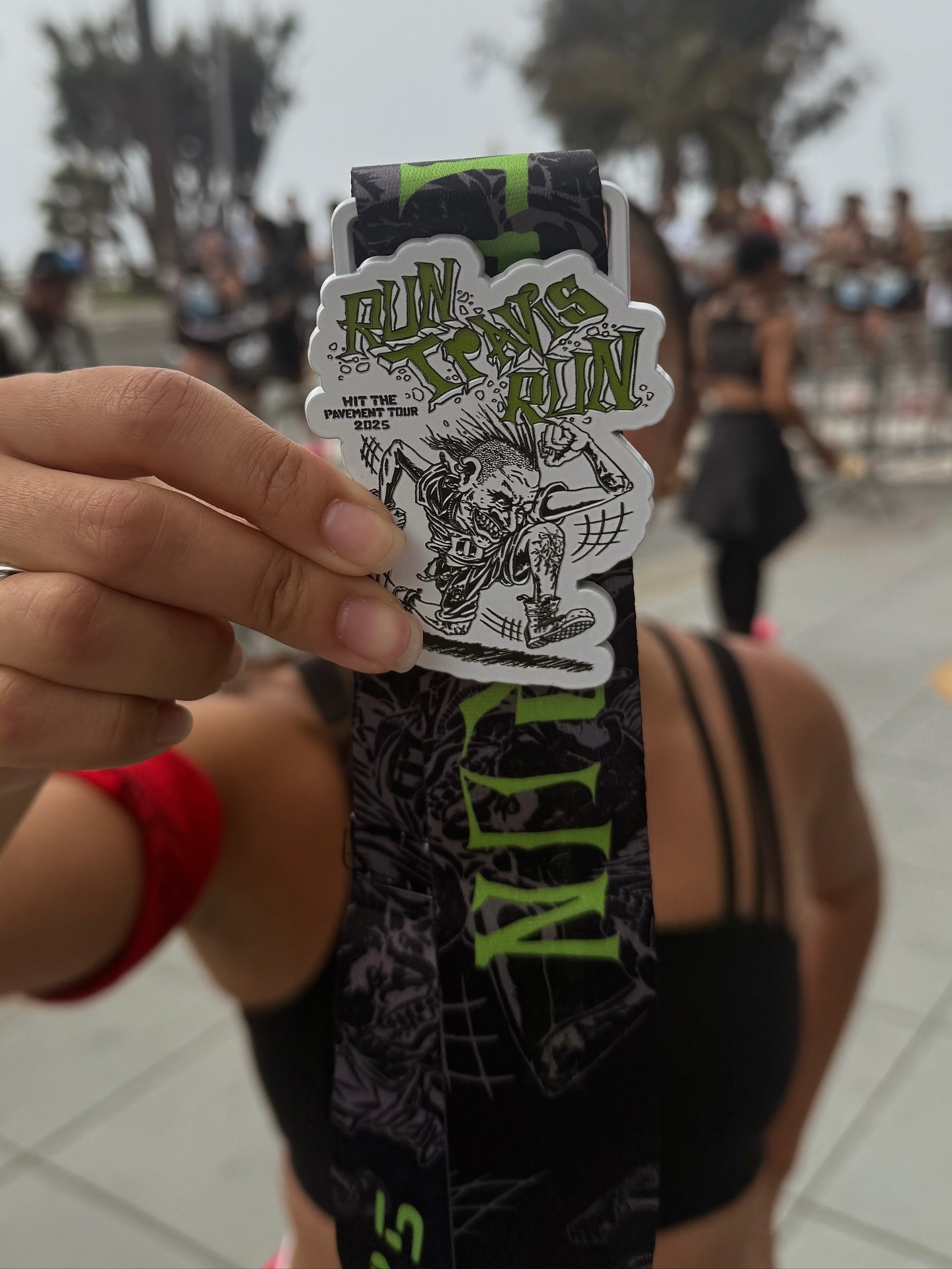 Didn’t see a Kardashian, but set a new PR with a sub 25min 5k! 🏆 I even got to cross the finish line with my best buddy @run.travis.run #runtravisrun #travisbarker #raceday #running