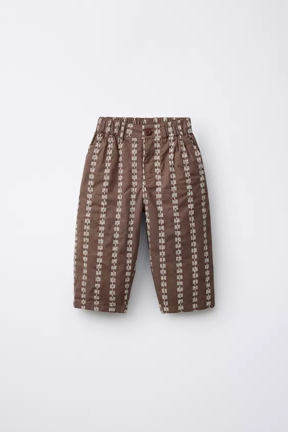 Baggy-Hose mit elastischem Bund und Knopfverschluss vorne. Vordertaschen und aufgesetzte Gesäßt... | Zara DE