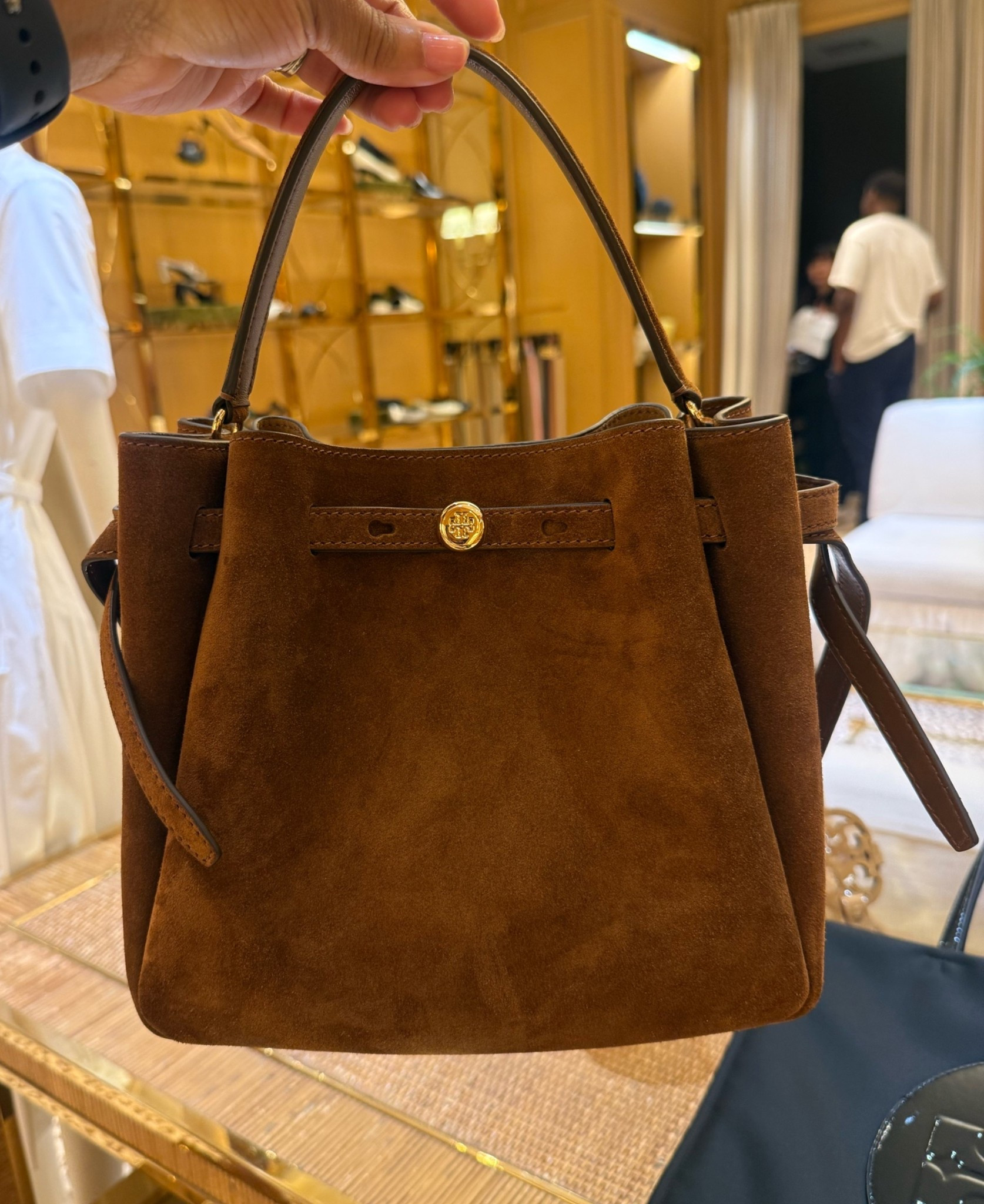 Obsessed is an understatement 🤎✨

This gorgeous Tory Burch suede handbag is the perfect blend of timeless and trendy. The rich chocolate brown color, luxe suede texture, and gold hardware make it a statement piece that instantly elevates any outfit. Whether you’re heading to brunch, date night, the office, or a weekend getaway, this bag is the perfect finishing touch.


Tory Burch, suede handbag, brown handbag, designer bag, luxury handbag, fall fashion, timeless style, elevated basics, chic accessories, everyday luxury, neutral fashion, classic style, handbag lover, outfit inspiration, fashion finds

#LTKgrwm #LTKdayinmylife #LTKootd