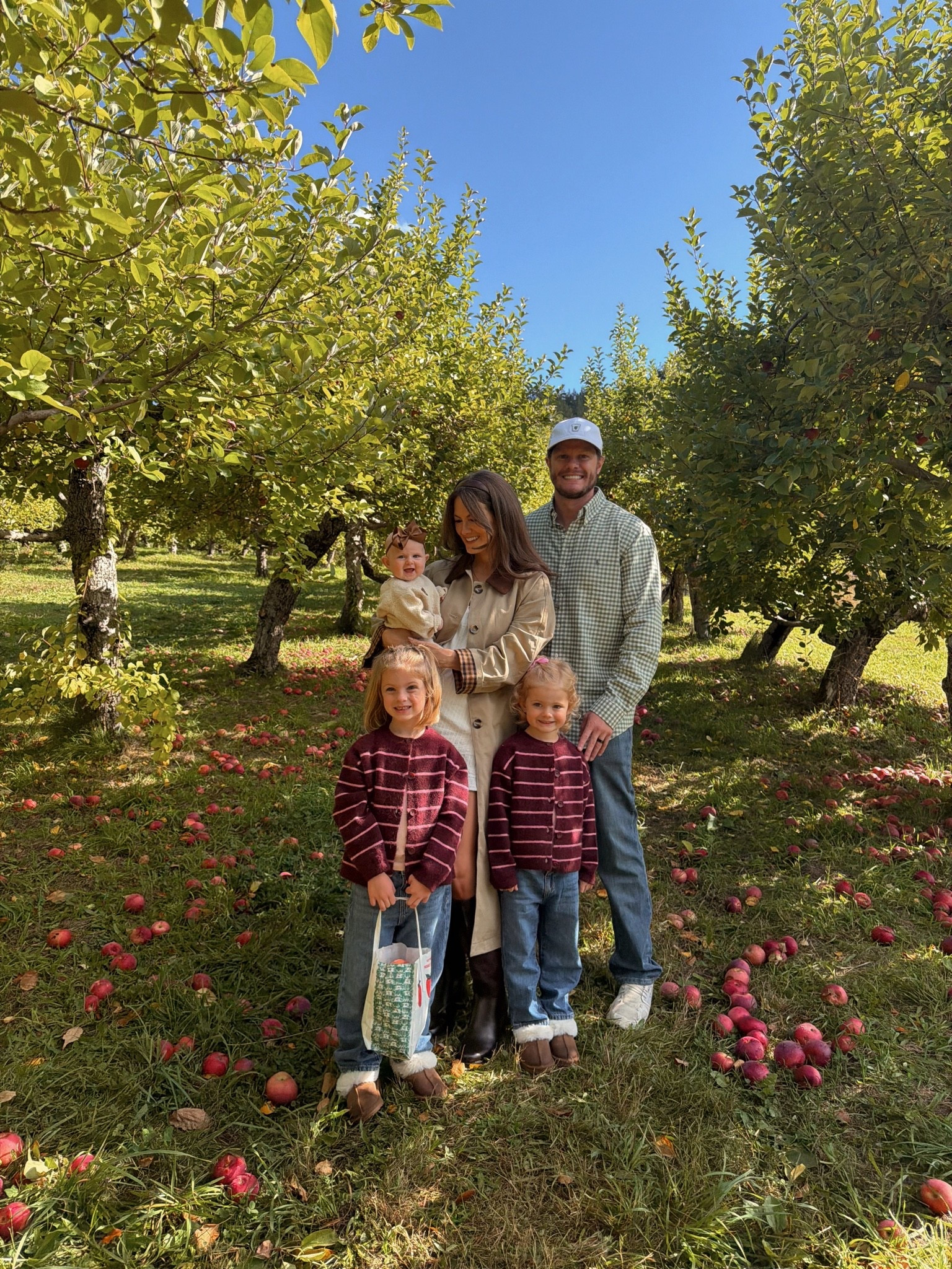 Family outfits at the apple orchard 🍎