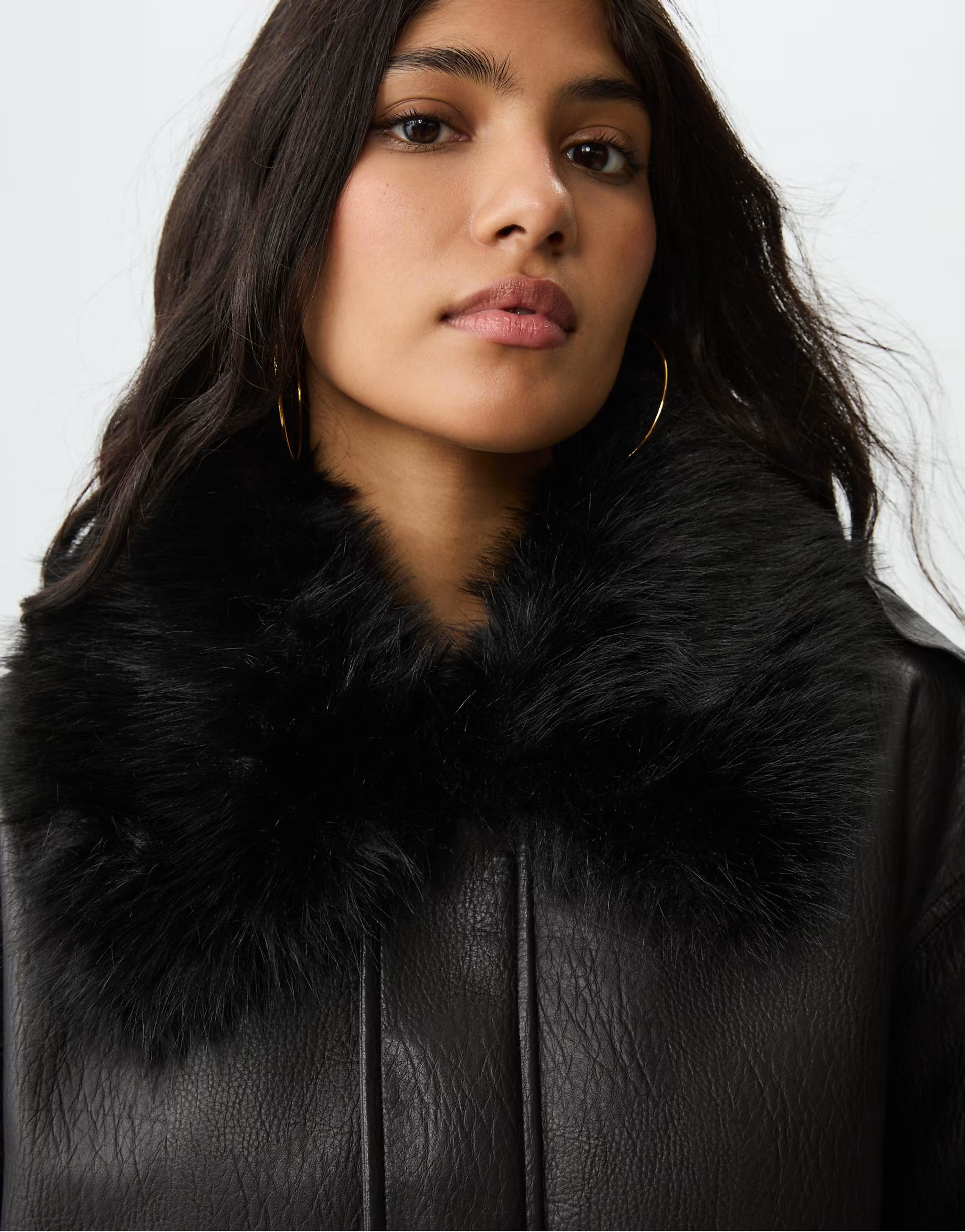 Stradivarius – Jacke aus schwarzem Kunstleder in Kontrastoptik | ASOS (Global)