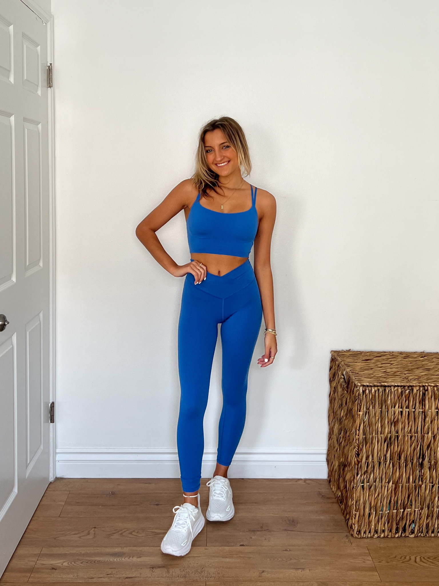 New workout outfit from Aerie. Love this sports bra and crossover leggings for the gym / lounging. Wearing XS 