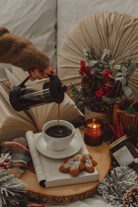 Based on your battery percentage, tell me which seasonal treat you’ll be enjoying while reading:
⠀⠀⠀⠀⠀⠀⠀⠀⠀
90-100%: spiced mocha
70-89%: Danish butter cookies
50-69%: mulled wine
30-49%: gingerbread men
0-29%: candy cane tea
⠀⠀⠀⠀⠀⠀⠀⠀⠀
These are just a few of my favorite festive treats to enjoy during the holiday season ☕️ I’m usually not one to crave sweets of any kind, but from Thanksgiving through New Years, you’ll find me stuffing my face with these kinds of drinks and snacks while reading my holiday books or watching the latest cheesy Christmas flick 🙈
⠀⠀⠀⠀⠀⠀⠀⠀⠀
I use some version of this question annually and never stop loving it! 😂 It’s just so fun to see what people get most excited about 🙌🏼
⠀⠀⠀⠀⠀⠀⠀⠀⠀
Do you have a favorite holiday drink or snack? 🍪

#LTKSeasonal #LTKHoliday