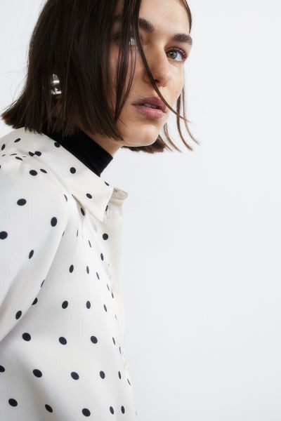 Camisa con cuello de pico  - Crema/Lunares - MUJER | H&M ES | H&M (FR, IT, ES, PT, BE)