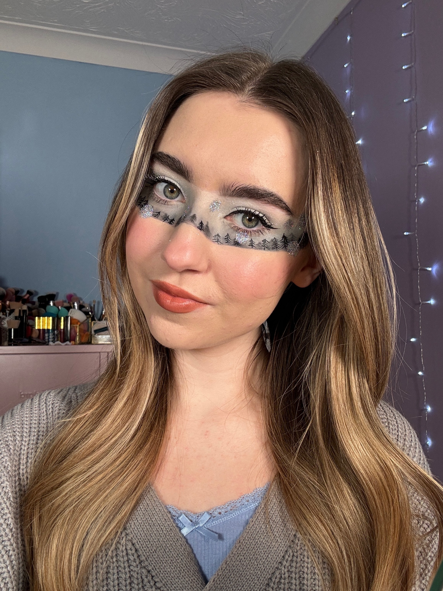 Tape makeup trend but inspired by folklore 🩶🌲🪩

#makeuptrends #taylorswiftmakeup #folklore #tapemakeup #erastour 