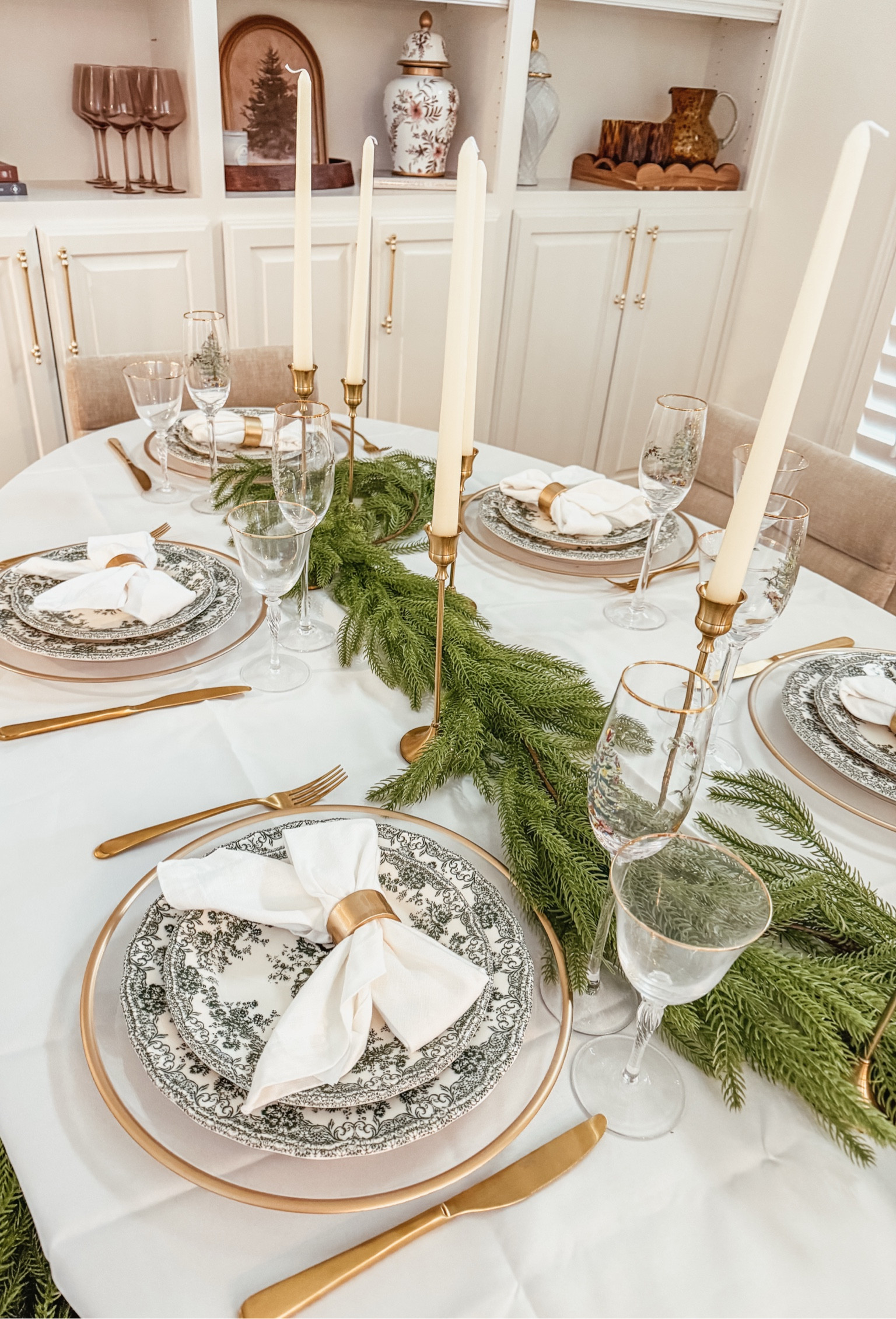 Holiday Tablescape 

#LTKHoliday #LTKHome #LTKSeasonal
