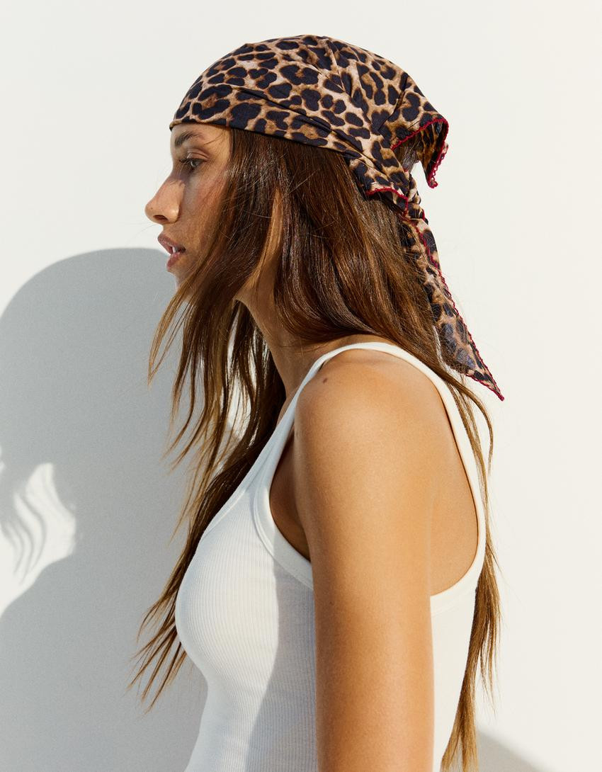 Printed triangle scarf - Women | Bershka UK