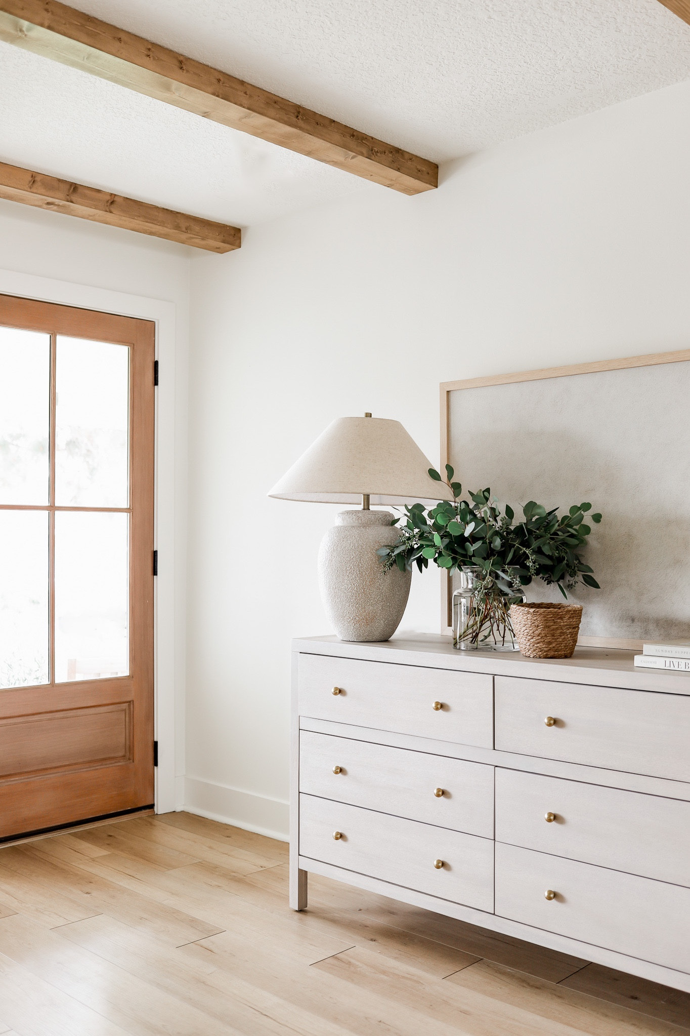 The table lamp in our entryway is on sale this weekend at Joss & Main. 

#foyer #livingroom #bedroom #hallway #homedecor

#LTKFind #LTKhome #LTKsalealert